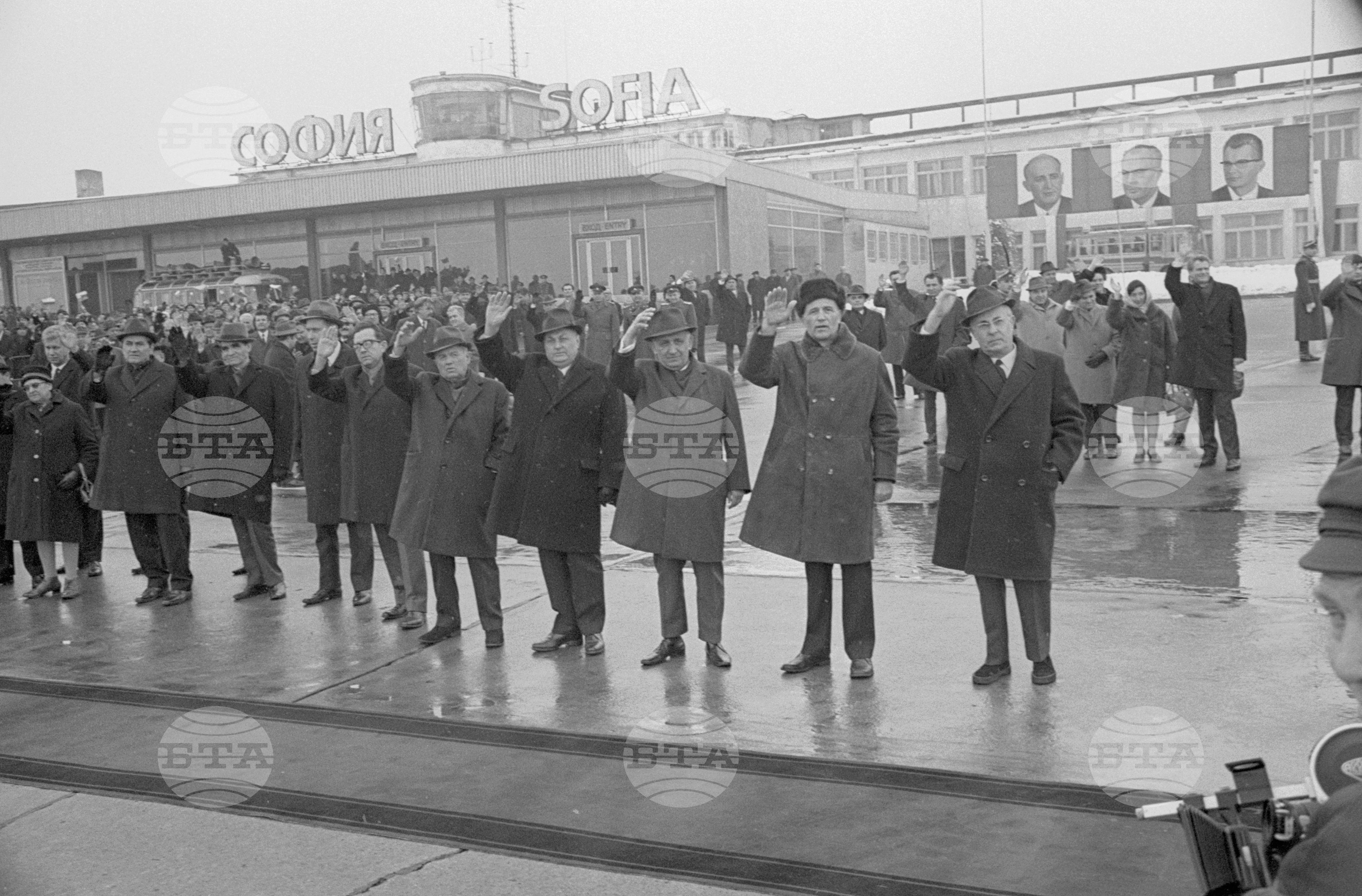 Изпращане на чехословашката партийно - правителствена делегация на аерогара София