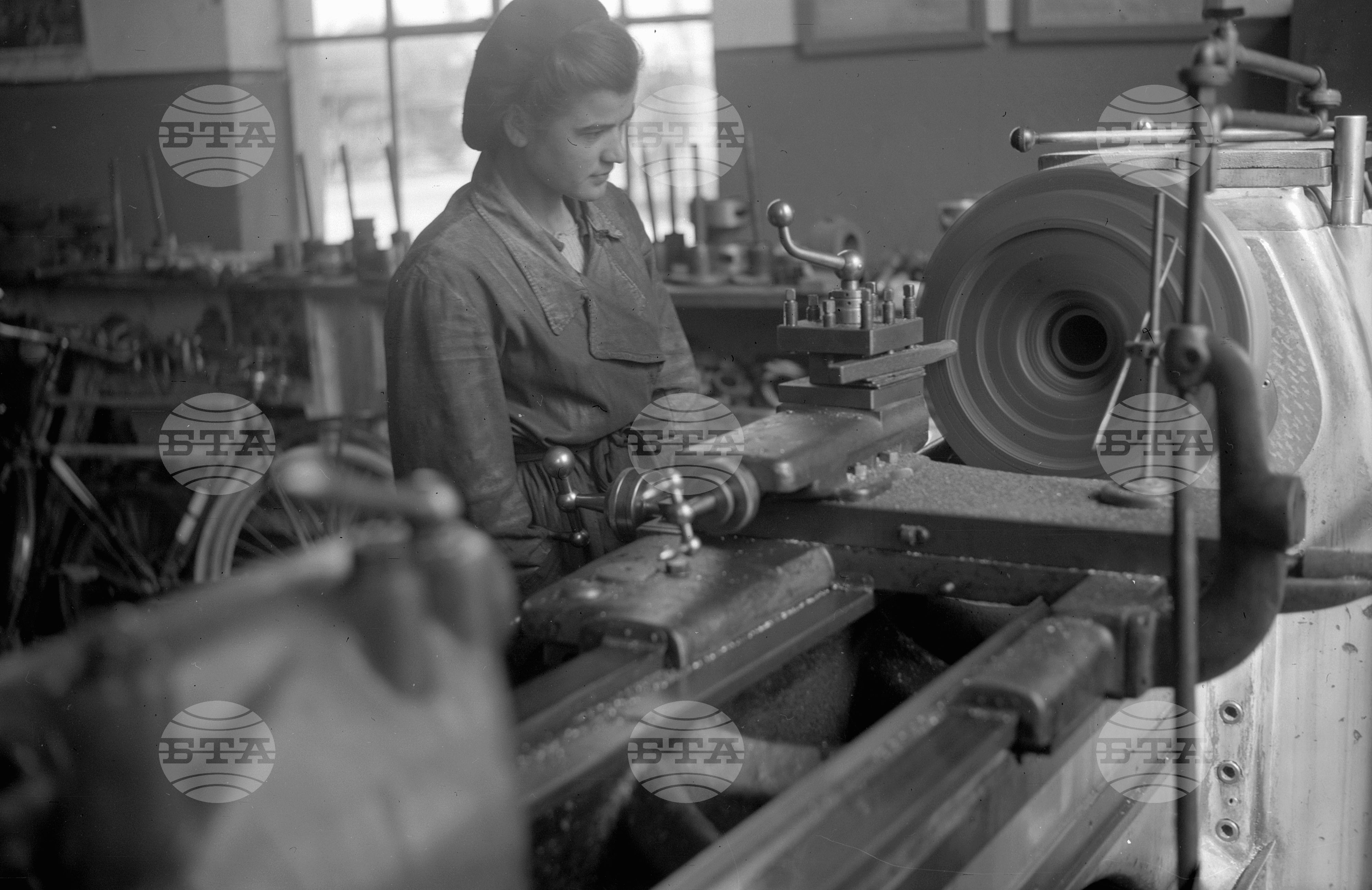 Първата жена локомотивен машинист у нас - 1953 година