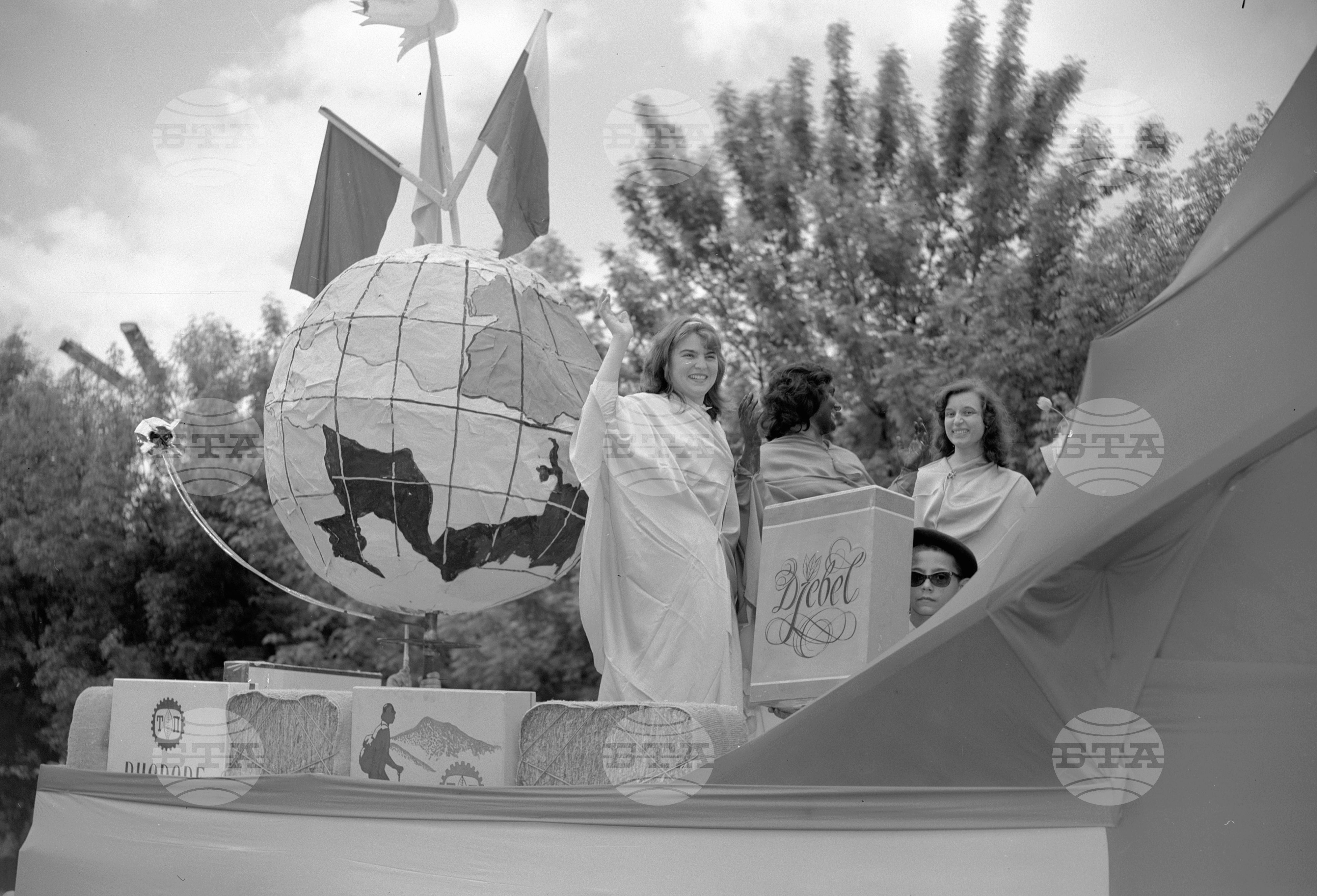 Величествената първомайска манифестация на трудещите се в Пловдив (1961) част 2