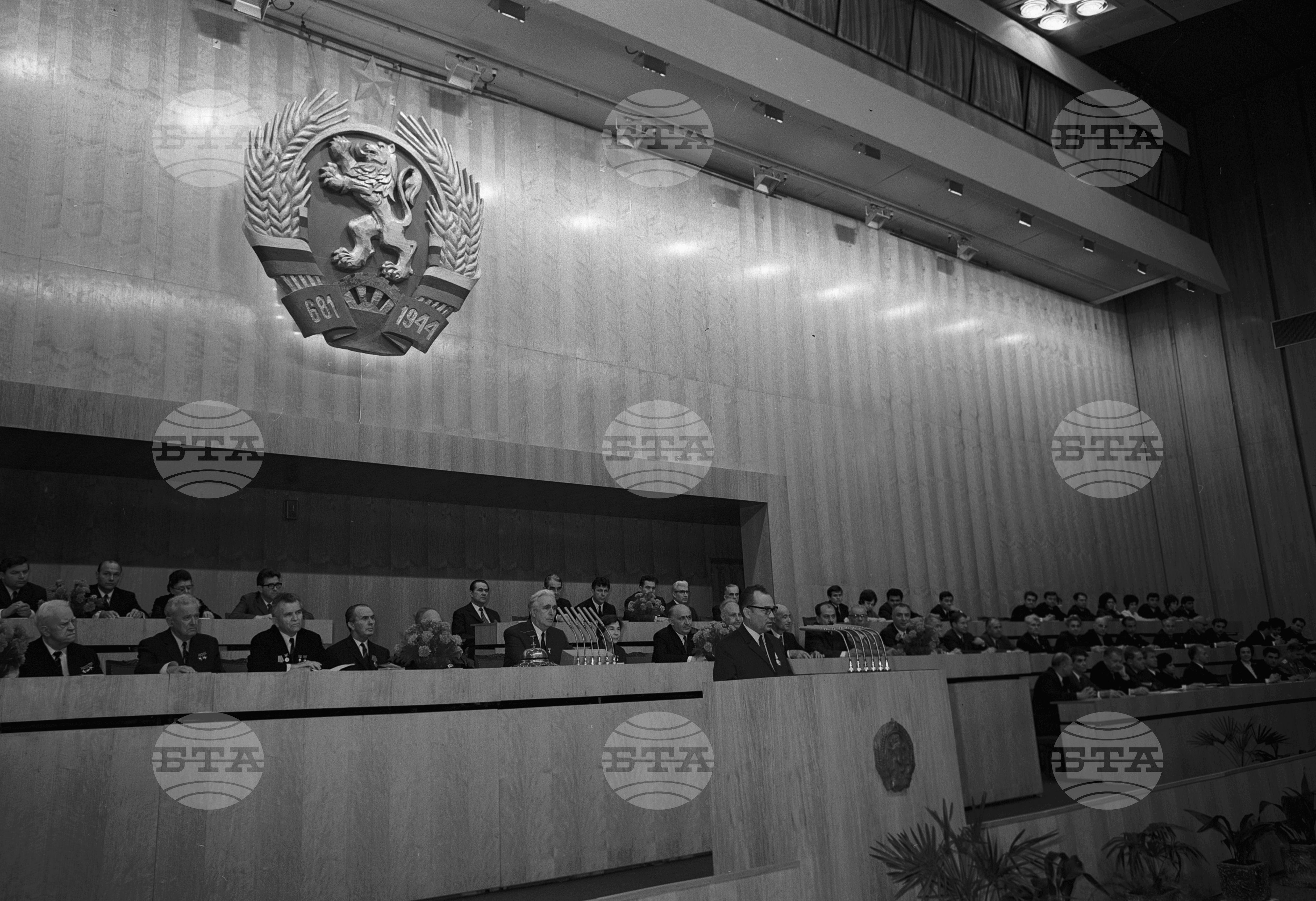 Тържествено заседание на Народното събрание за провъзгласяването на новата Конституция след обявяването на резултатите от референдума