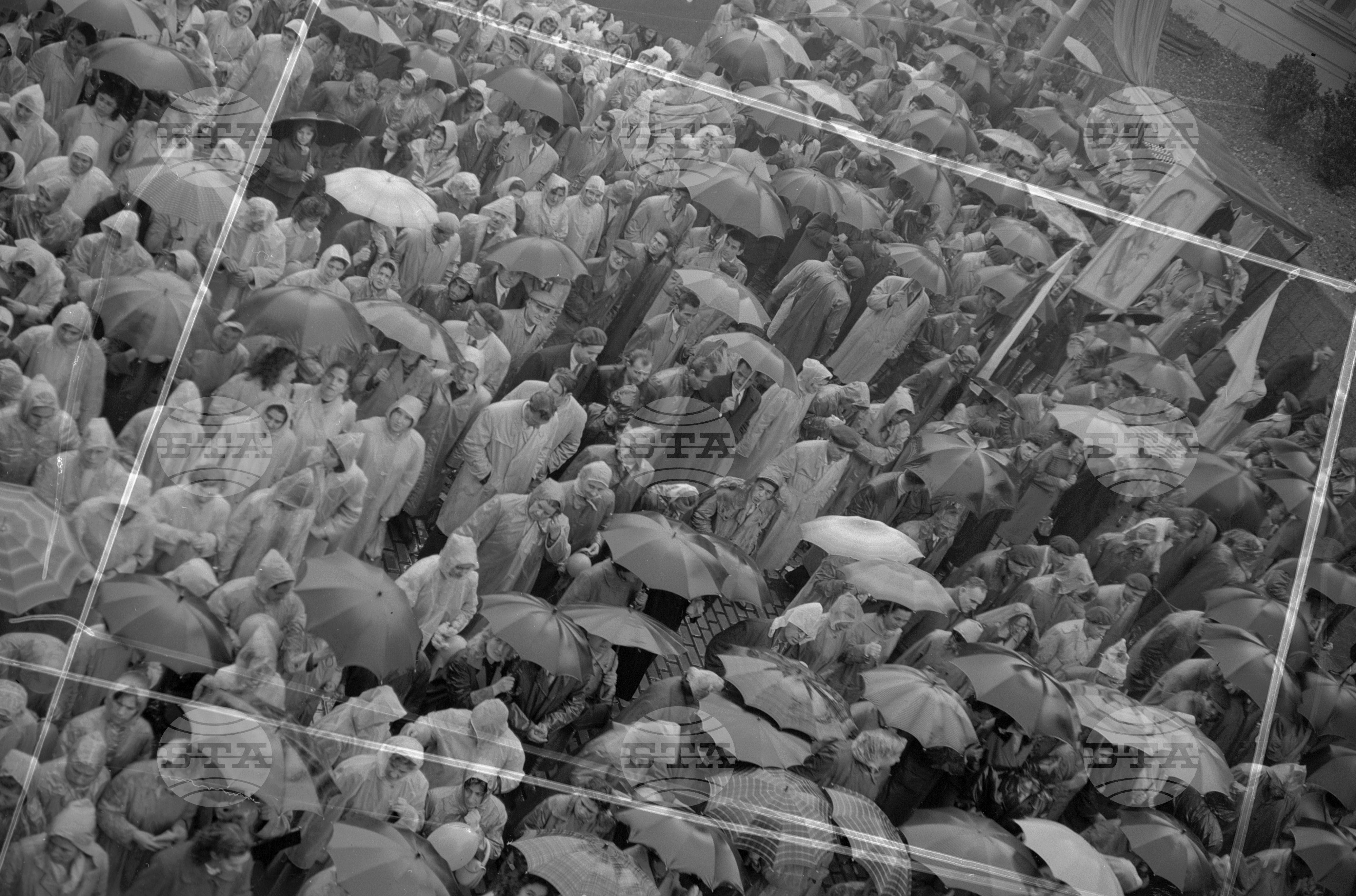 Величествената манифестация на трудещите се в София по случай 44-годишнината от Октомврийската социалистическа революция част 2