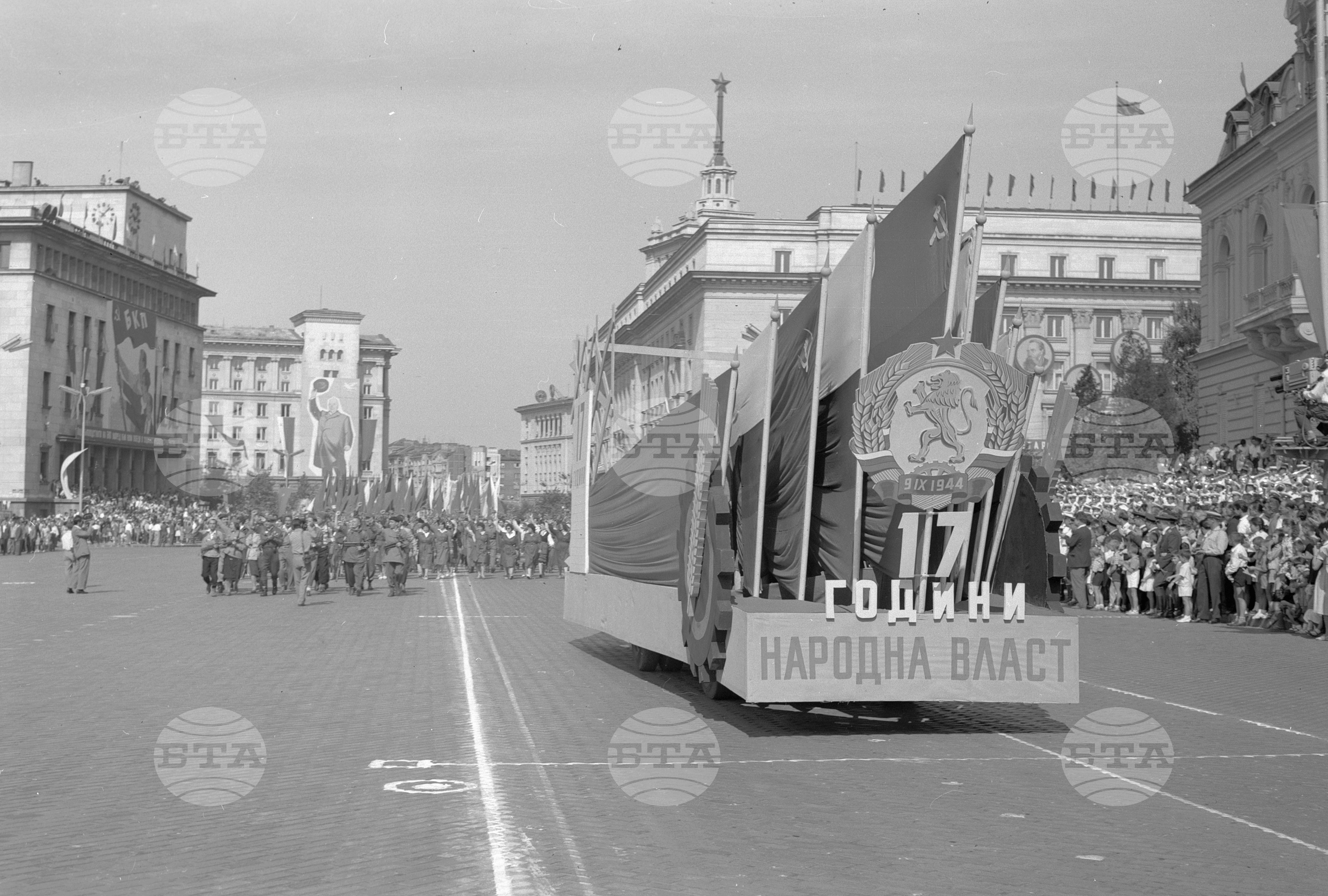 Величествена Деветосептемврийска манифестация на трудещите се в столицата