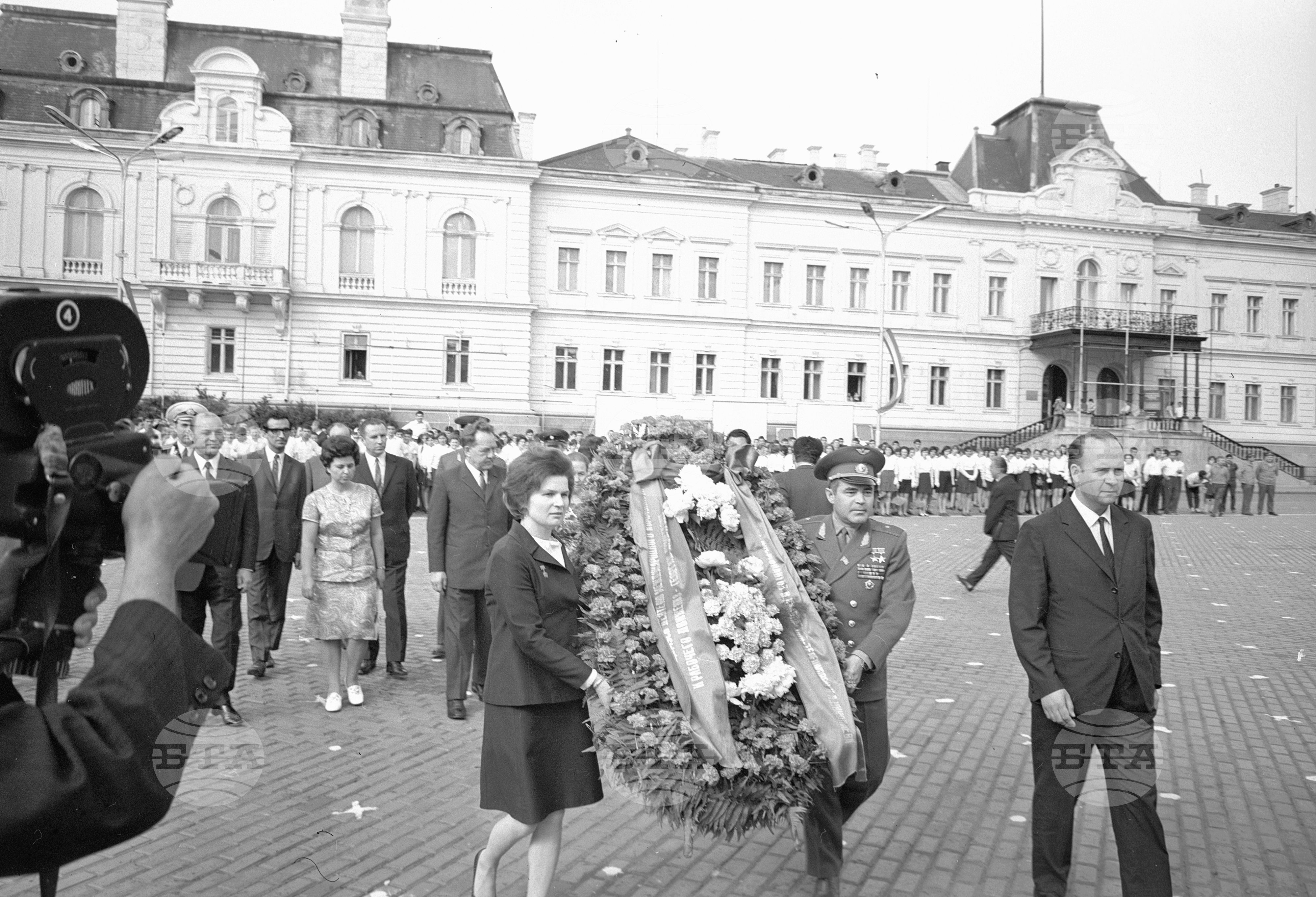 Космонавтите Валентина Терешкова и Адриян Николаев положиха венец пред мавзолея на Георги Димитров