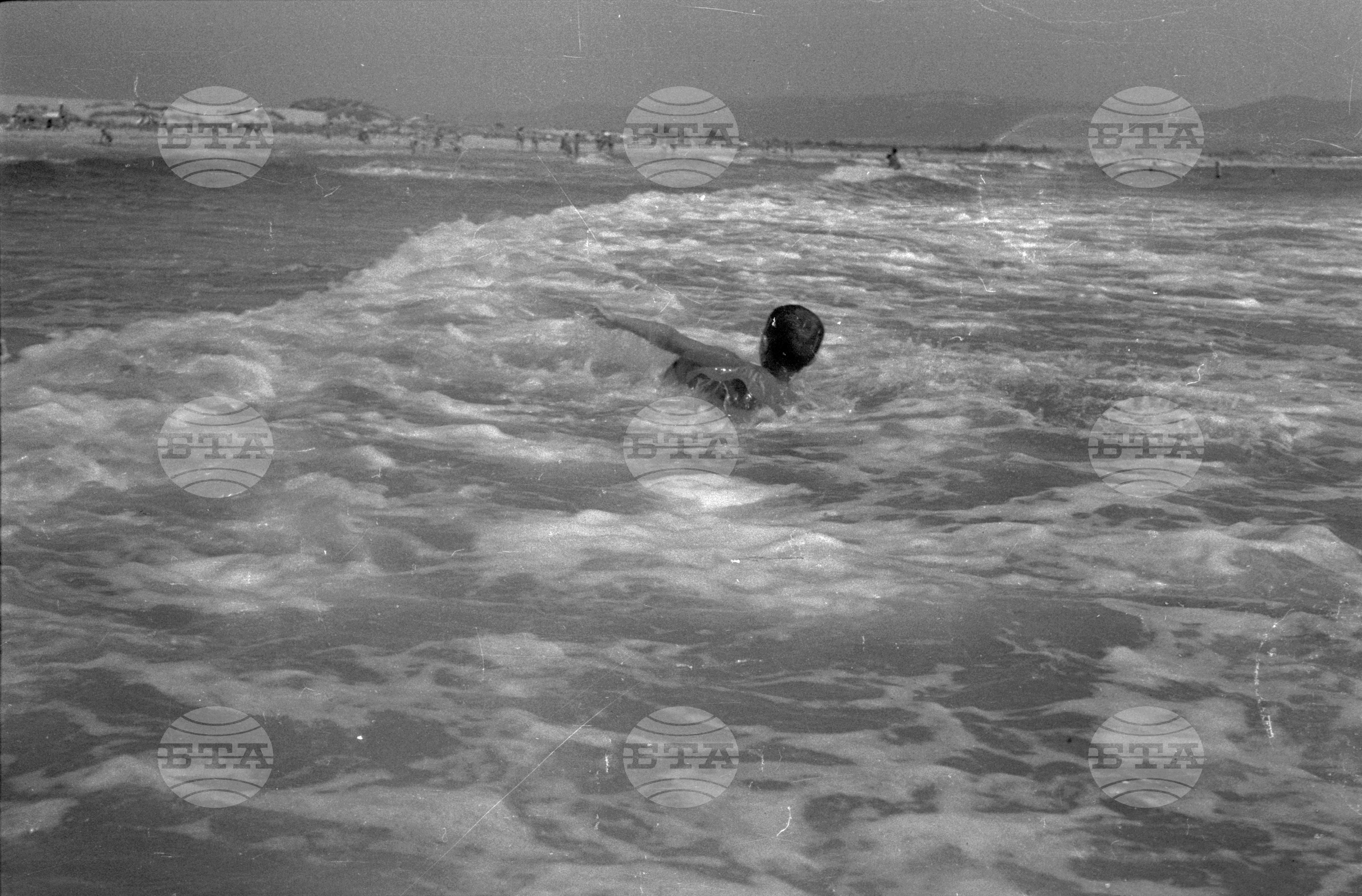 Пионери от Министерството на земеделието на плажа в Несебър 1962г