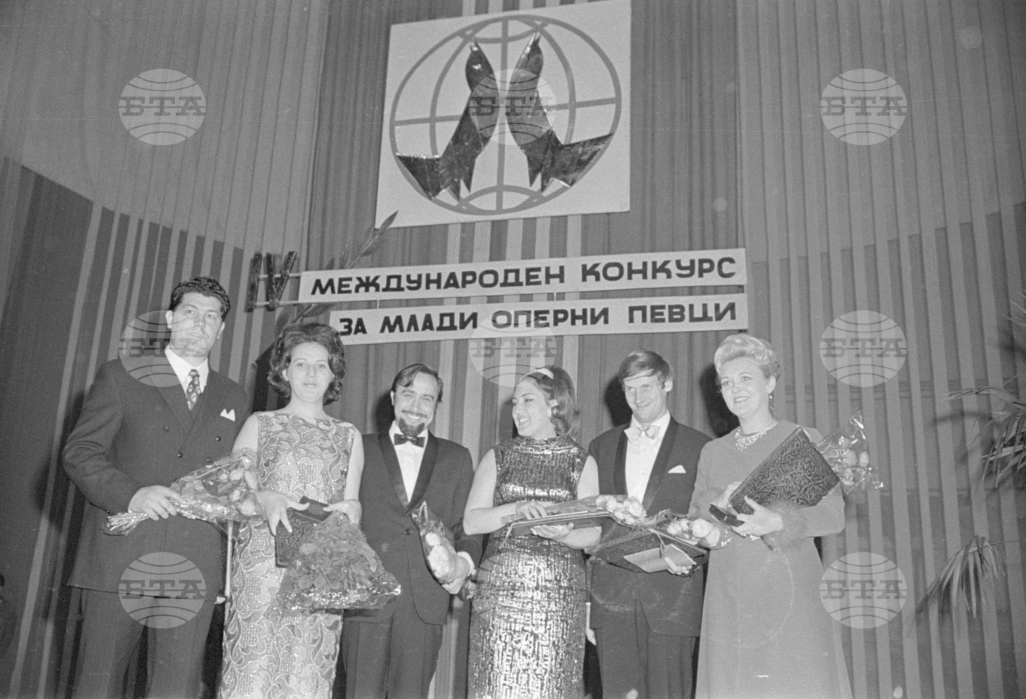 Награждаване на лауреатите на IV Международен конкурс за млади оперни певци. Обща снимка на шестимата наградени. Тържествен концерт на лауреатите от конкурса