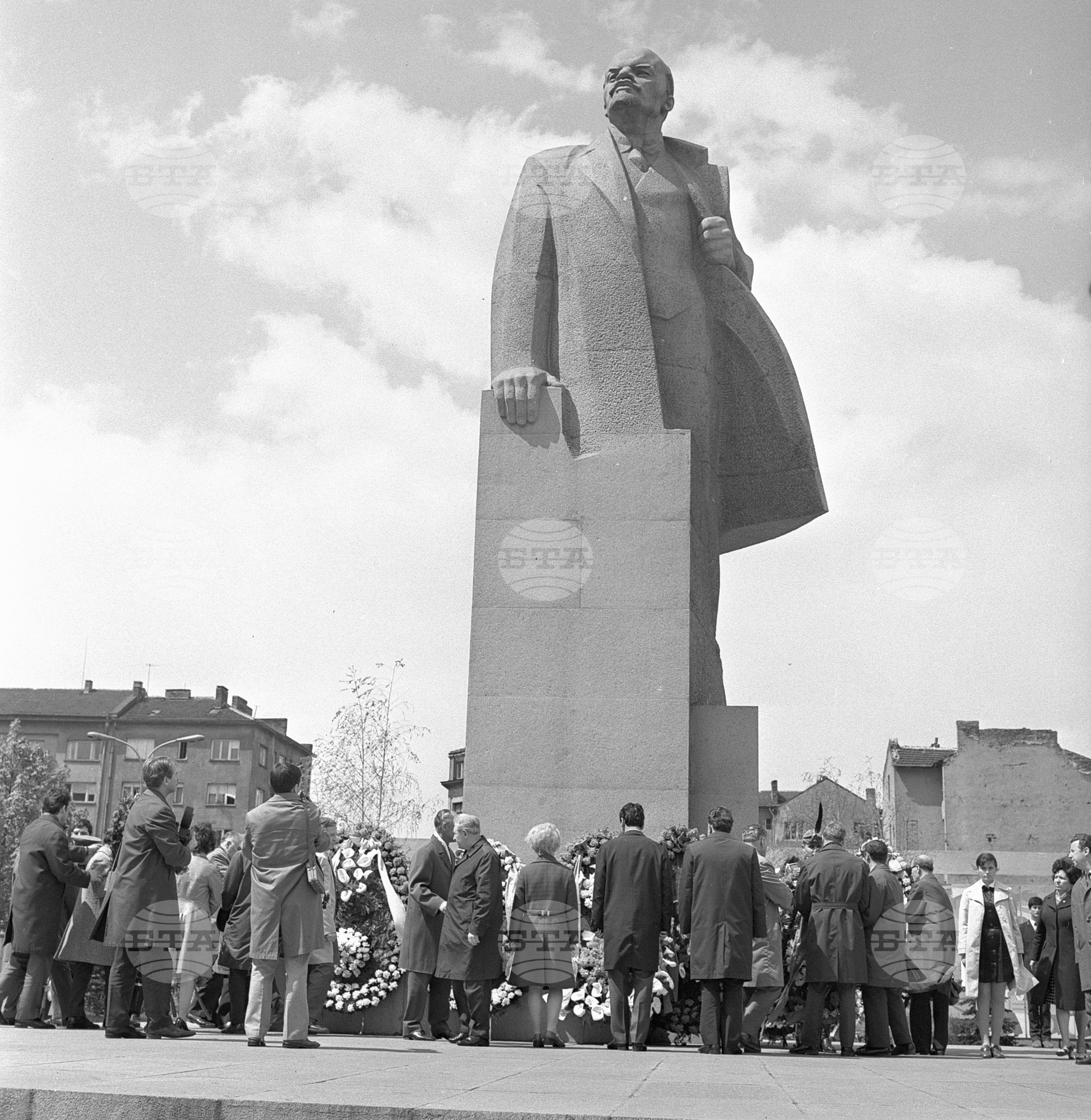 Венци пред паметника на Ленин