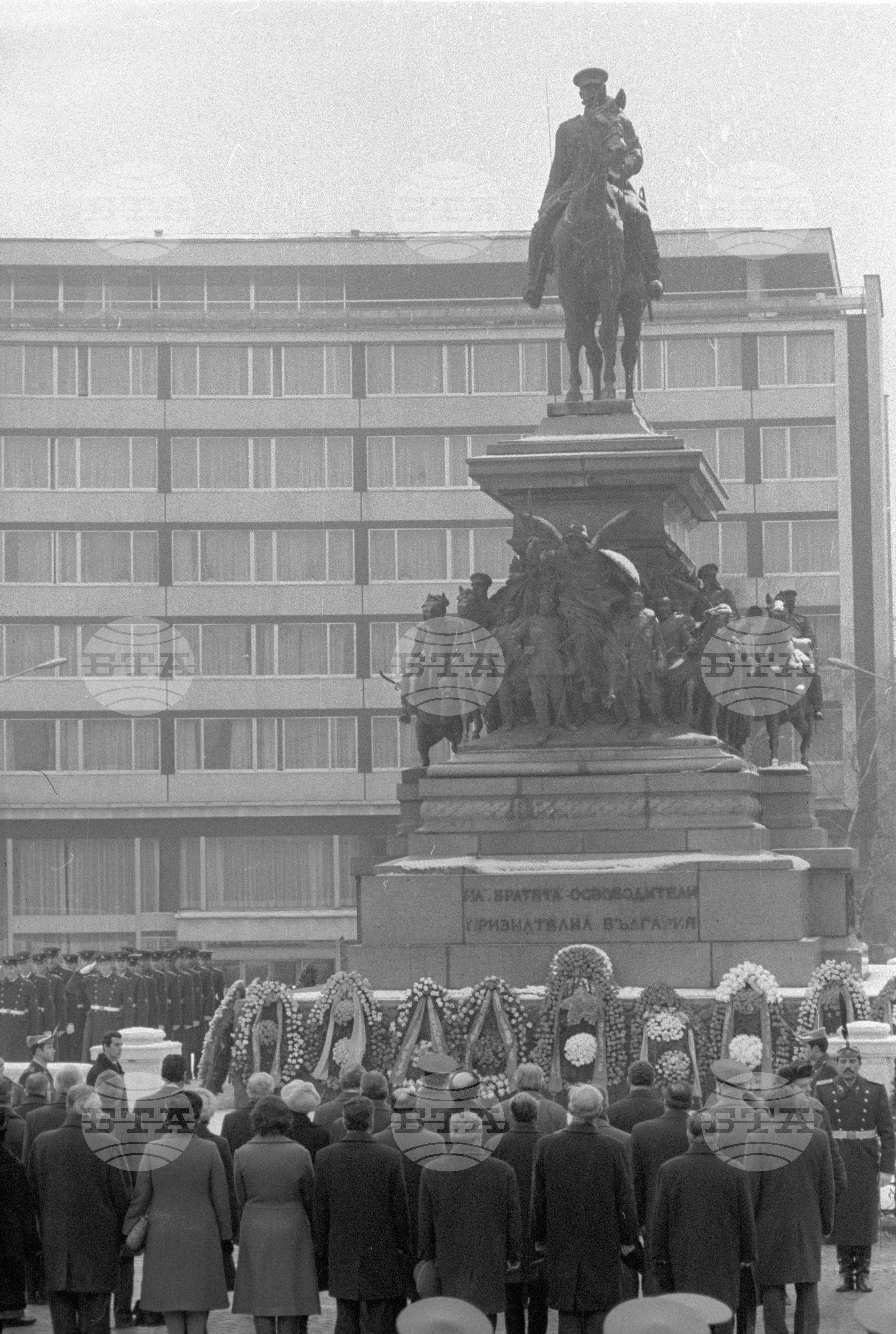 100 години от Освобождението на София - венци пред Паметника на освободителите