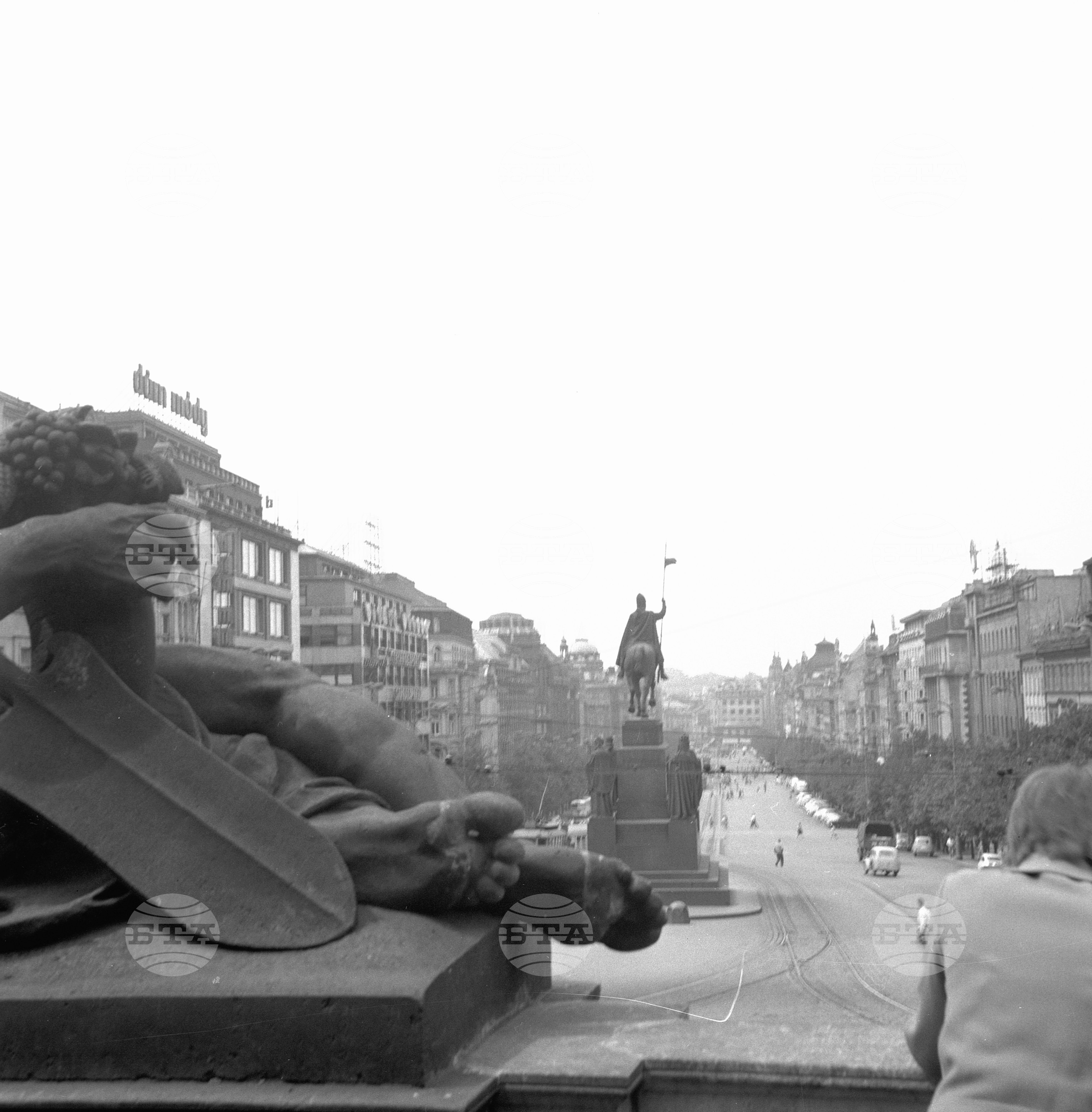 Из Чехословакия (от 1-ви януари 1993 година се разделя на Чехия и Словакия)