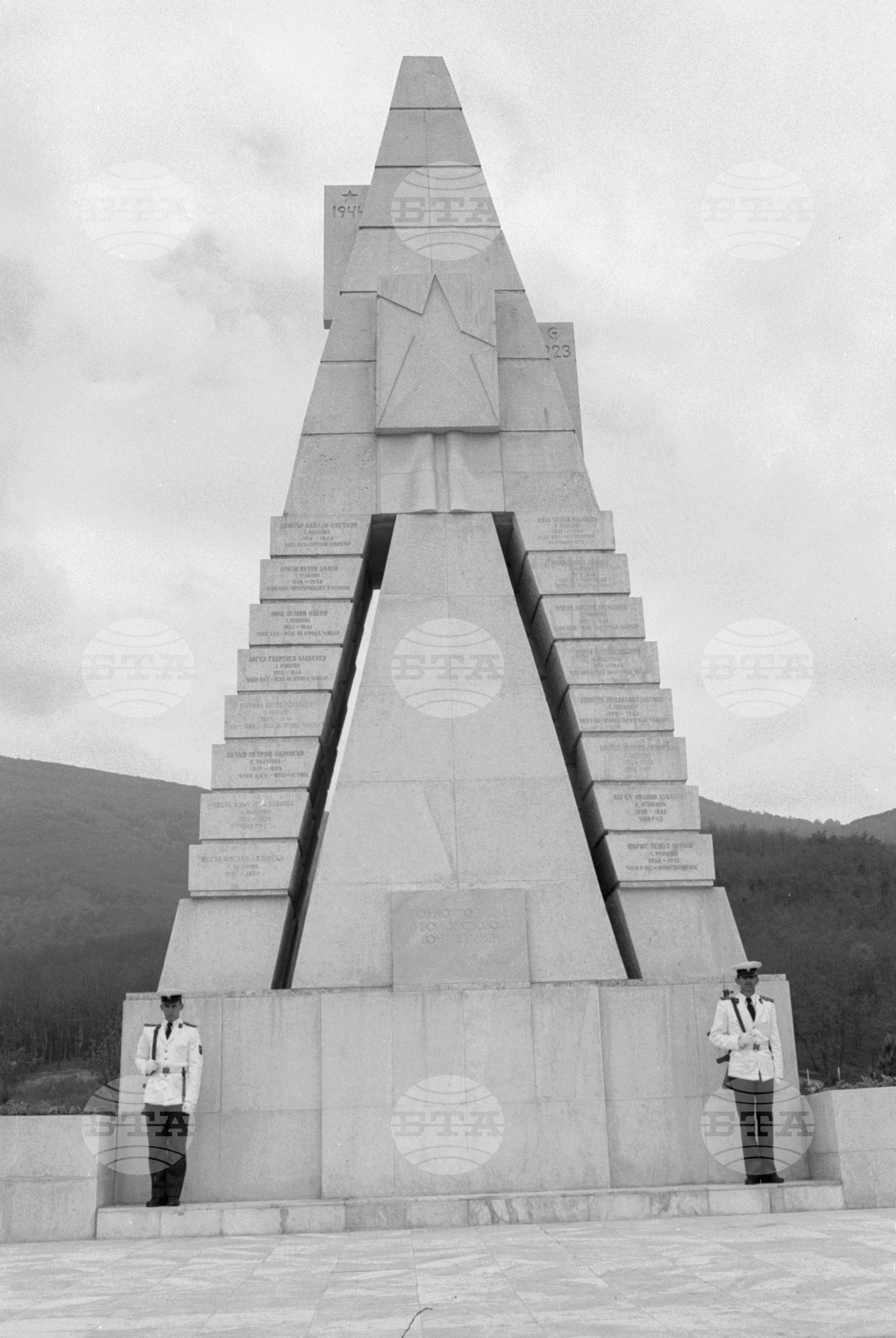 Тодор Живков откри мемориален комплекс край с. Рашково