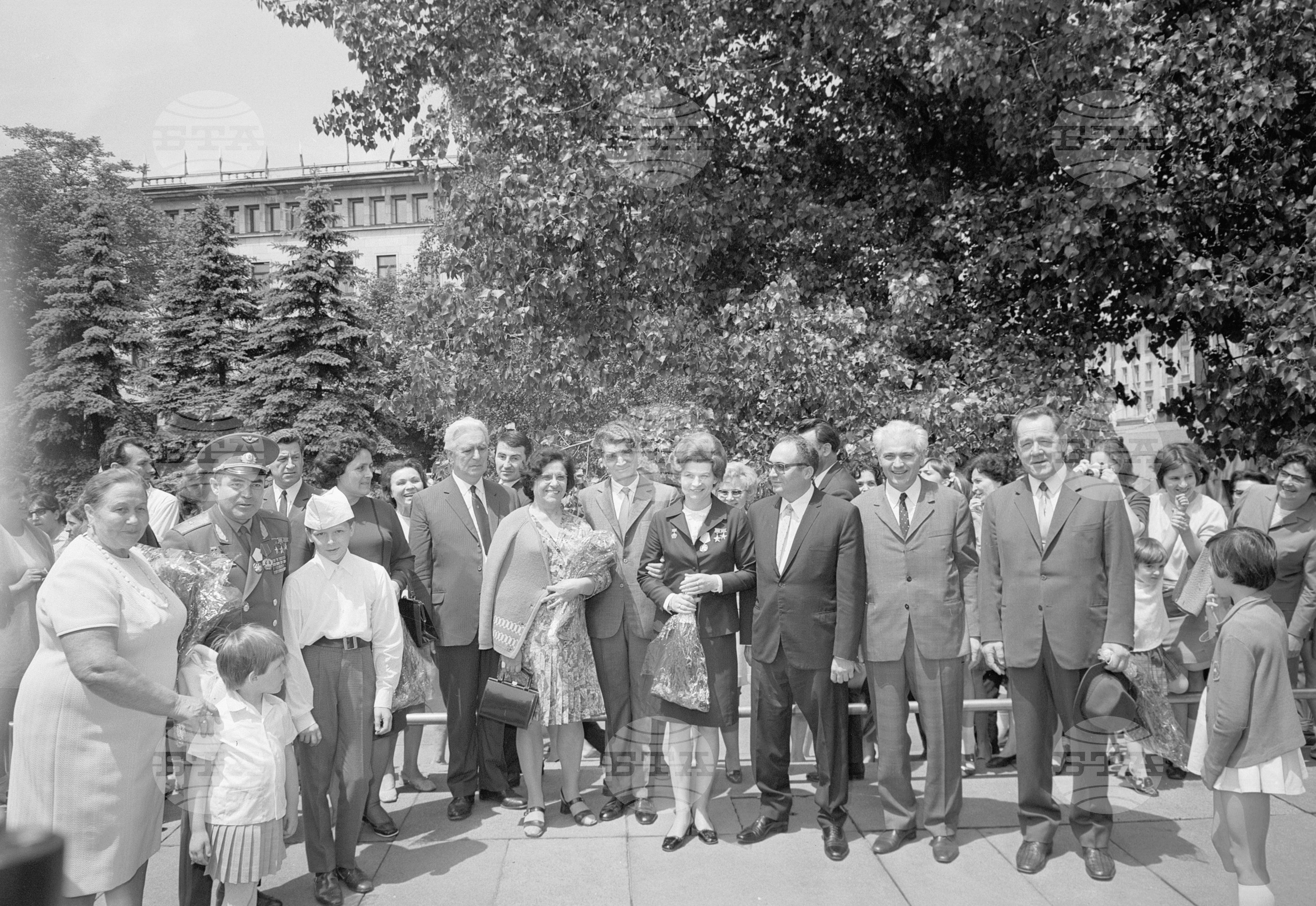 Космонавтите Валентина Терешкова и Андриян Николаев сред софиянци /след свършване на манифестацията на 24 май/