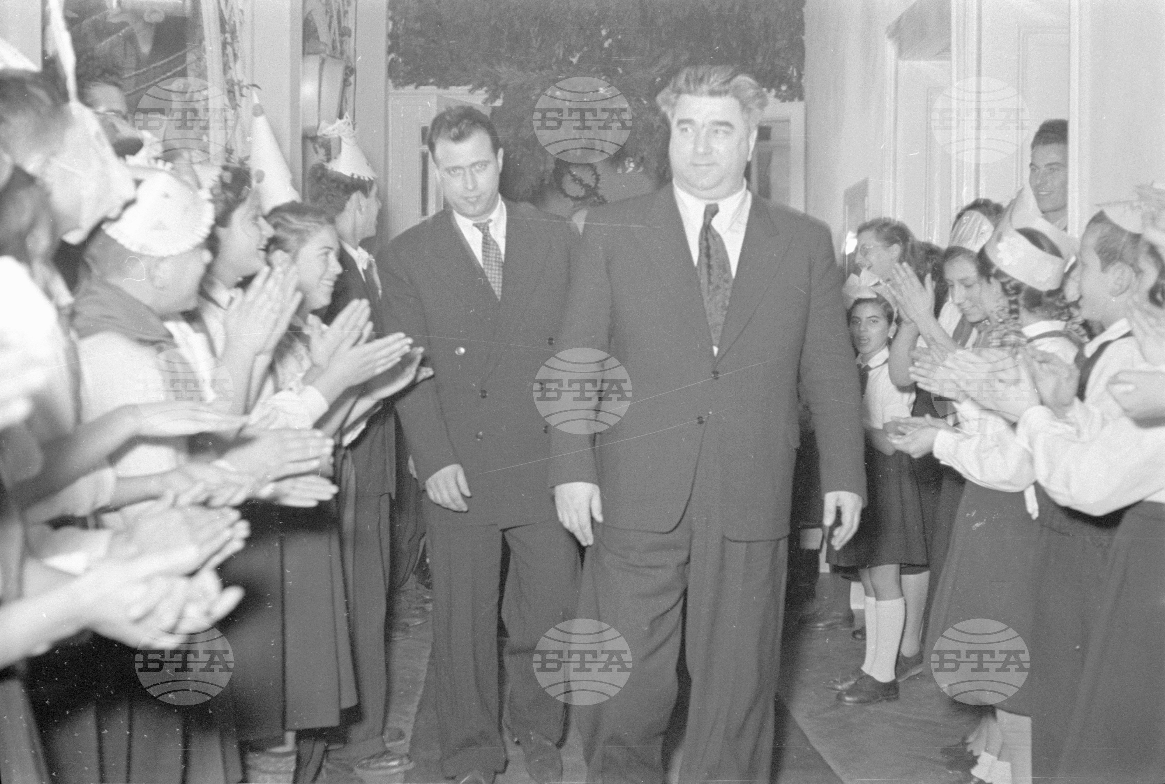 Вълко Червенков и пионери посрещат новата 1953 година