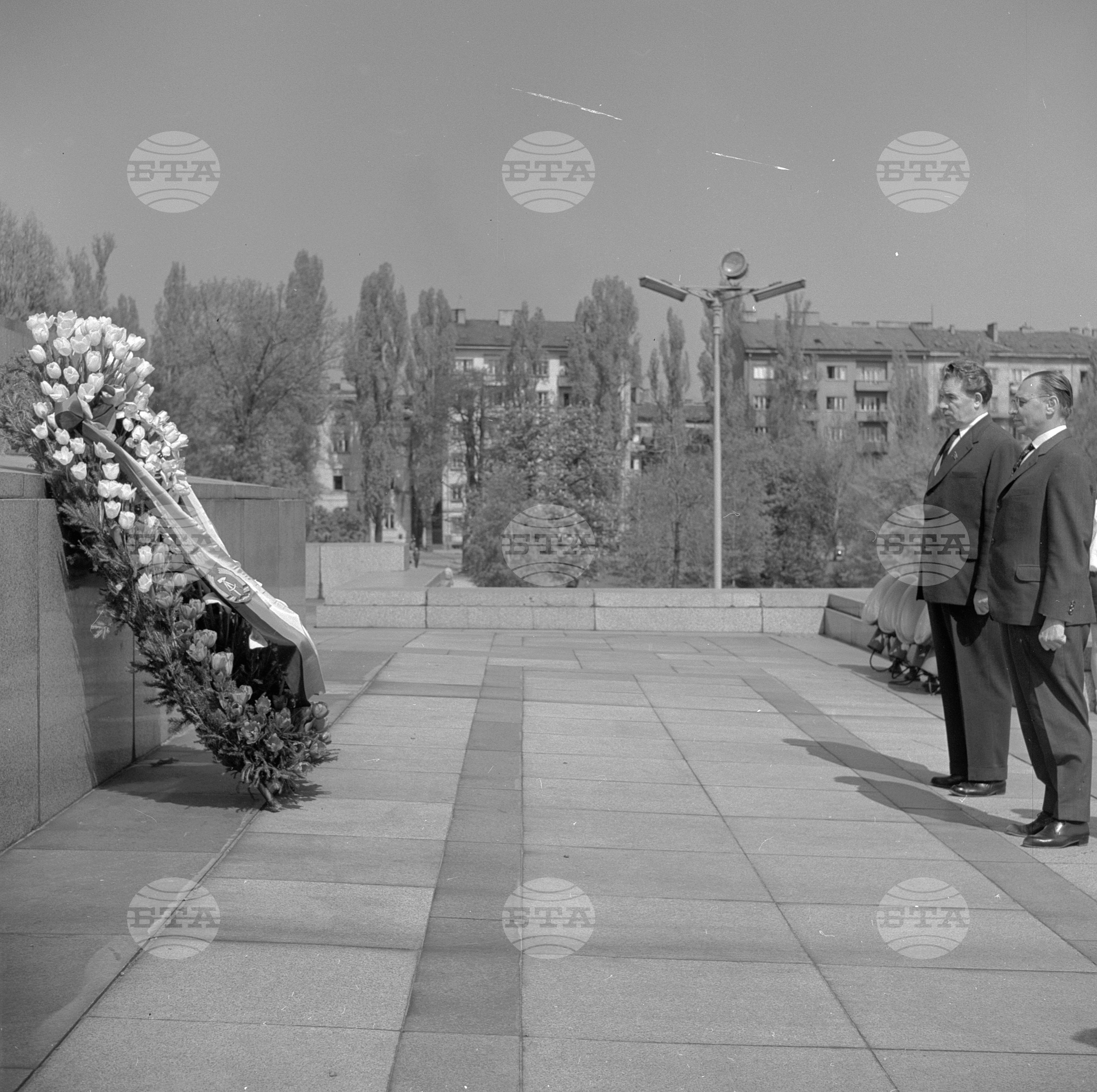 Полагане на венци пред Паметника на Съветската армия