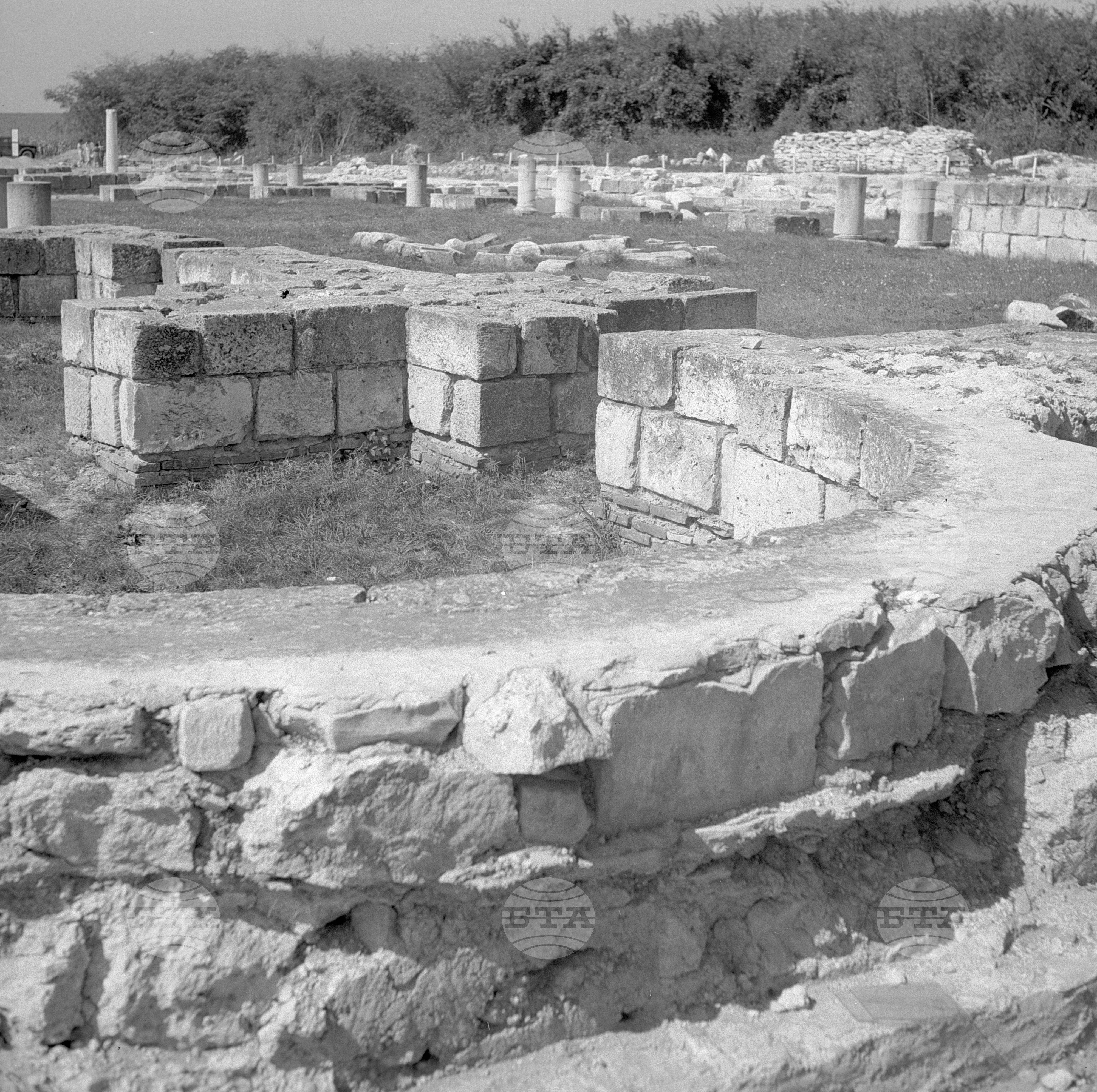 Край село Плиска отварянето на двата саркофага