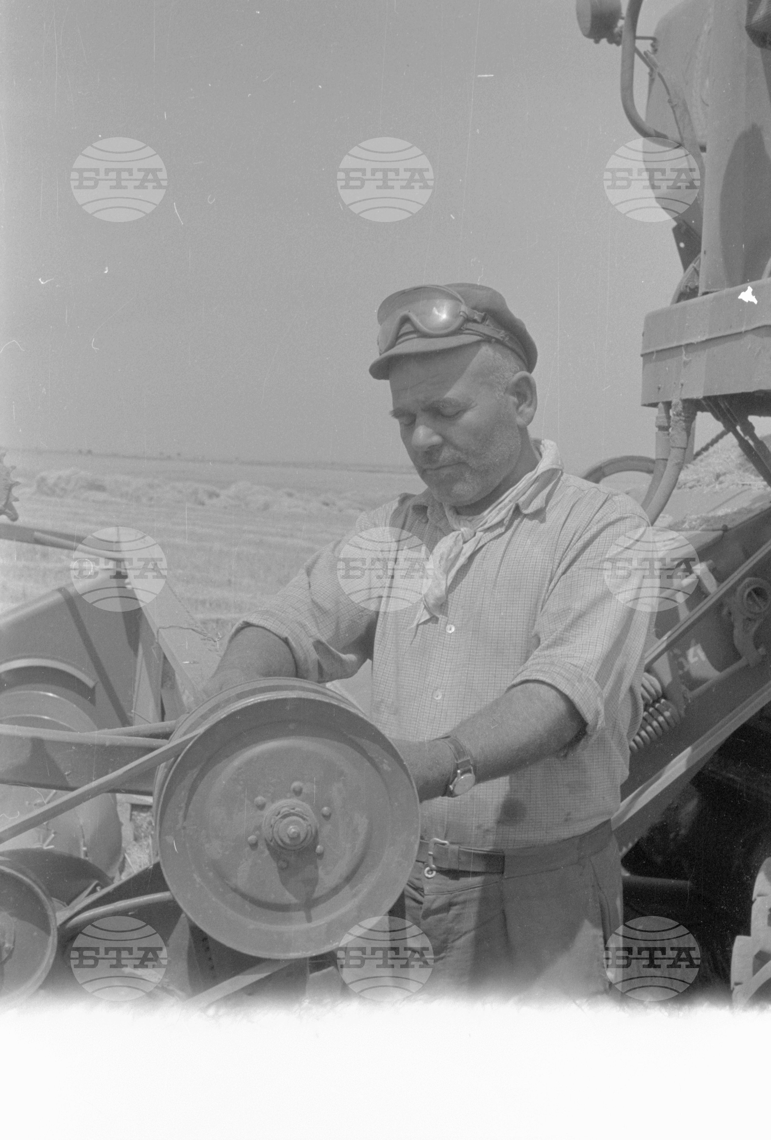 Комбайнер по време на жътва - 1962 година