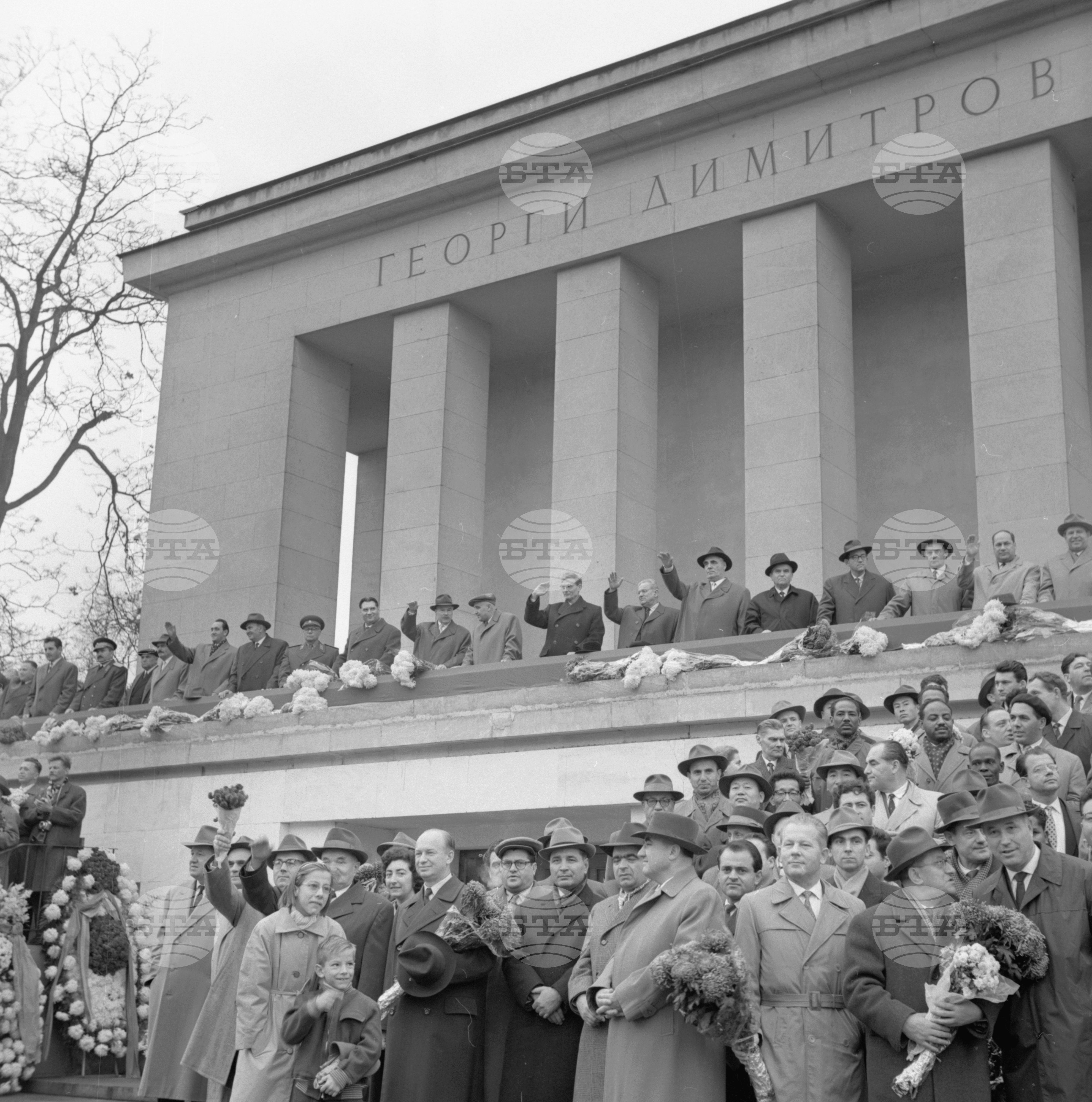 Величествена манифестация на софийските трудещи се по случай 45-годишнината от Великата октомврийска социалистическа революция