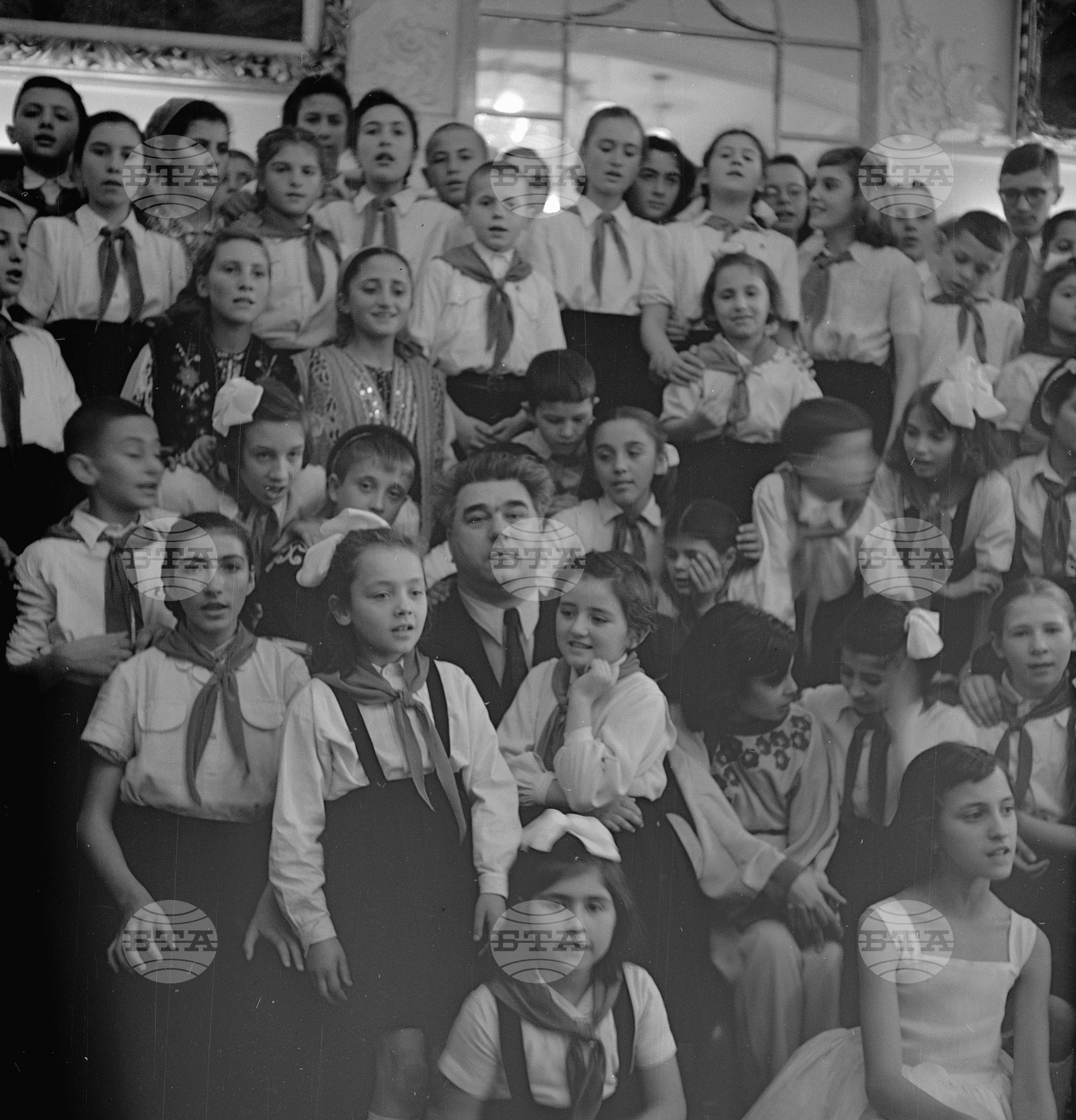 Другарят Вълко Червенков между пионерите при посрещане на новата 1953 година