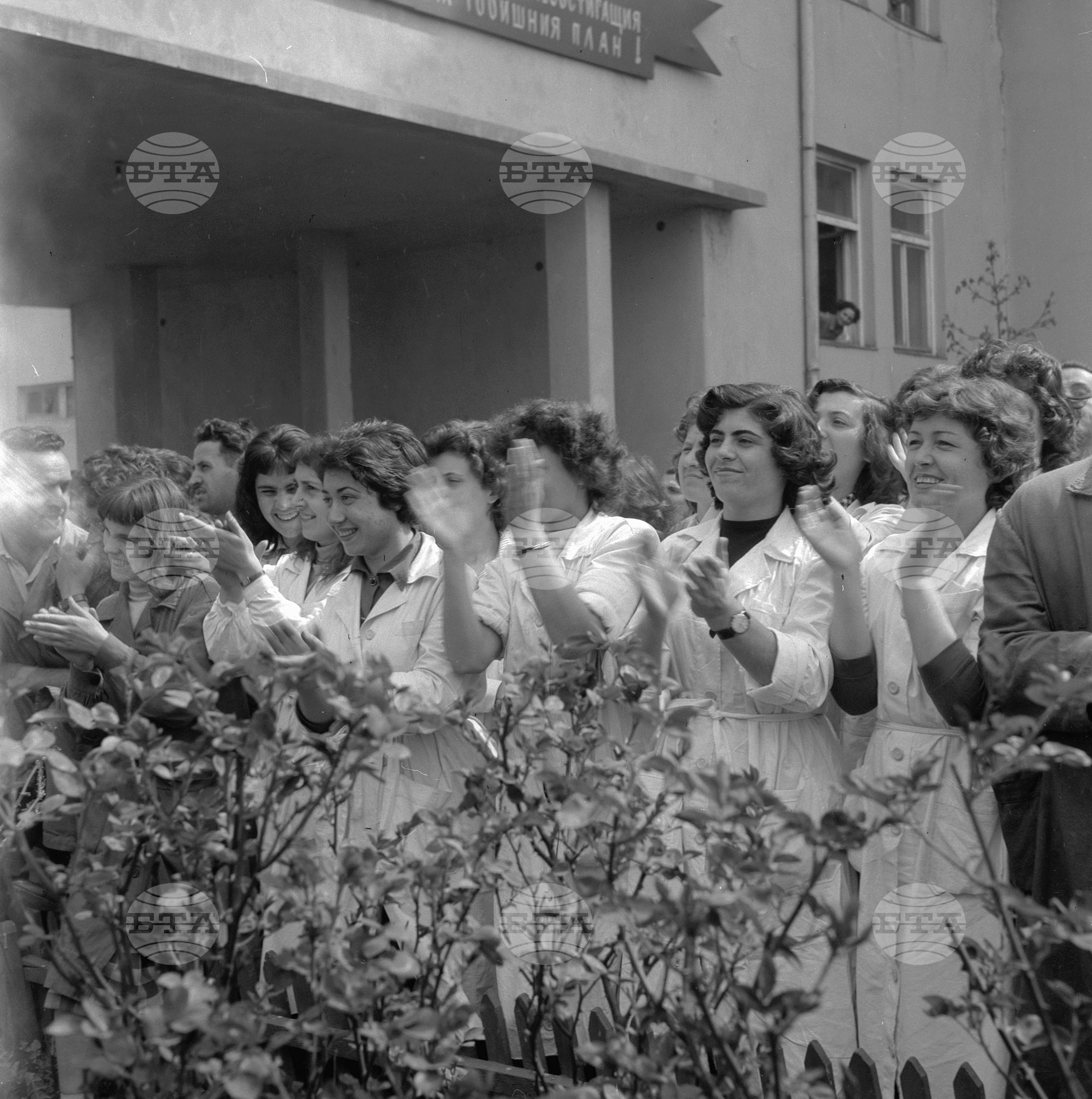 Съветският майор-летец Ю. А. Гагарин извърши успешен полет в Космоса