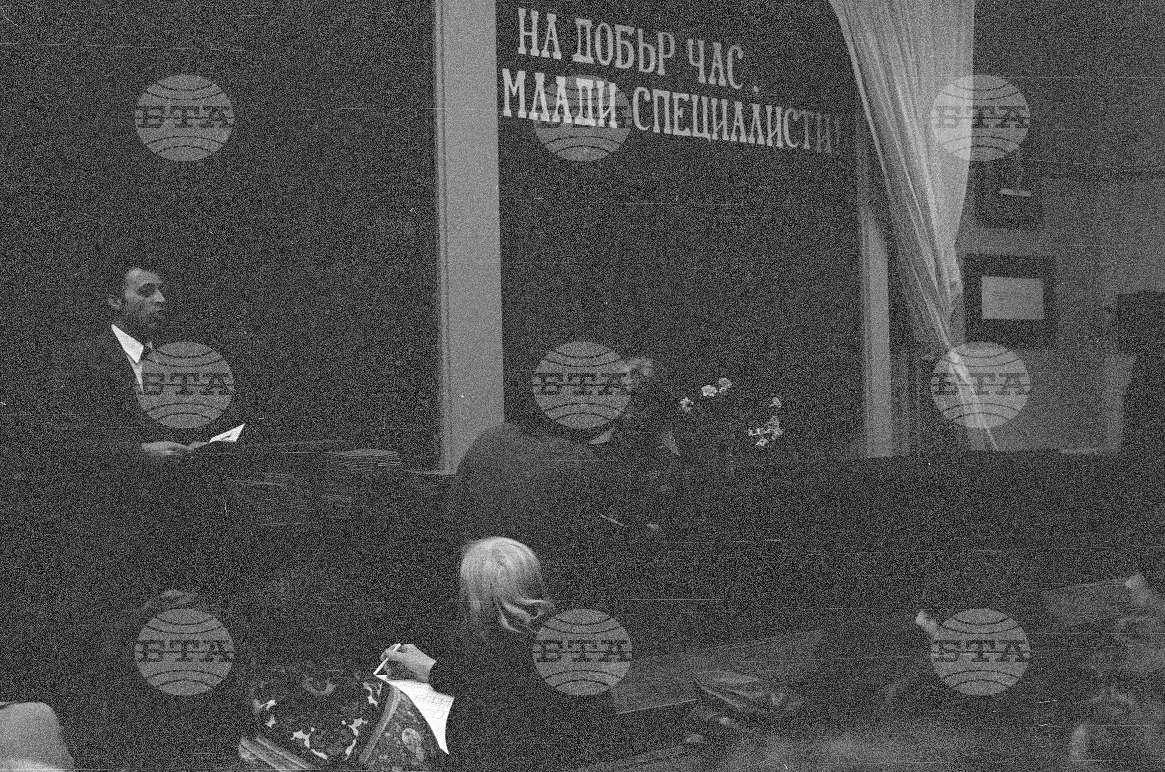 Връчване на дипломи на випусници на Висшия инженерно-строителен институт