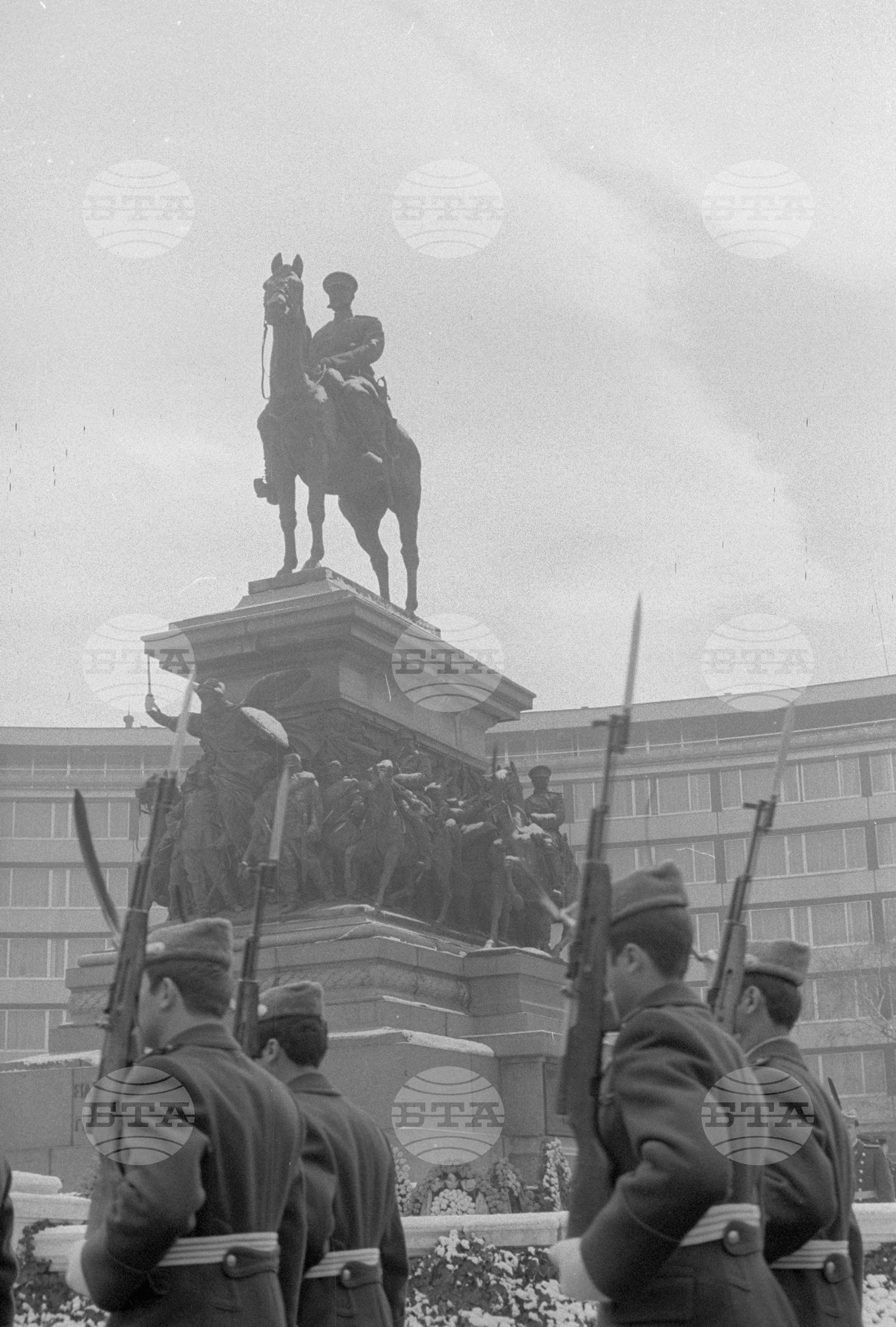 100 години от Освобождението на София - венци пред Паметника на освободителите