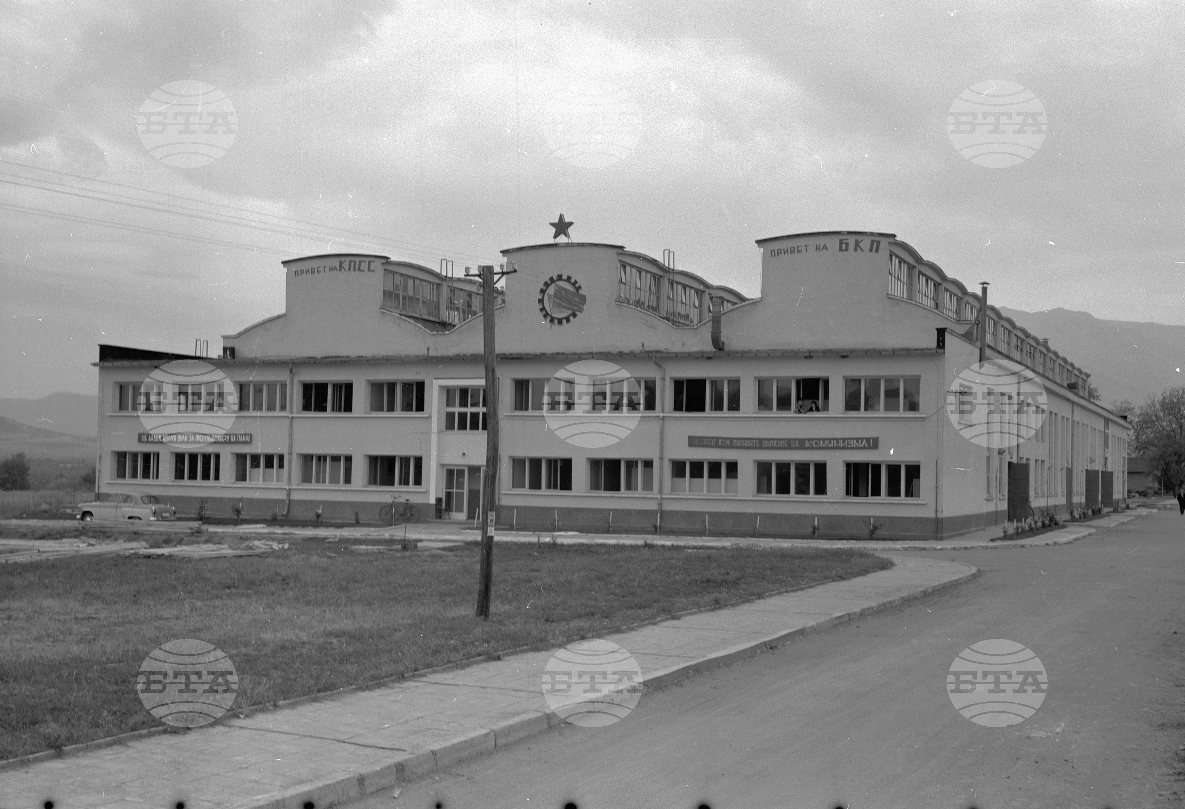 В новопостроеният завод за абразивни инструменти (шмиргелови шайби) край град Берковица