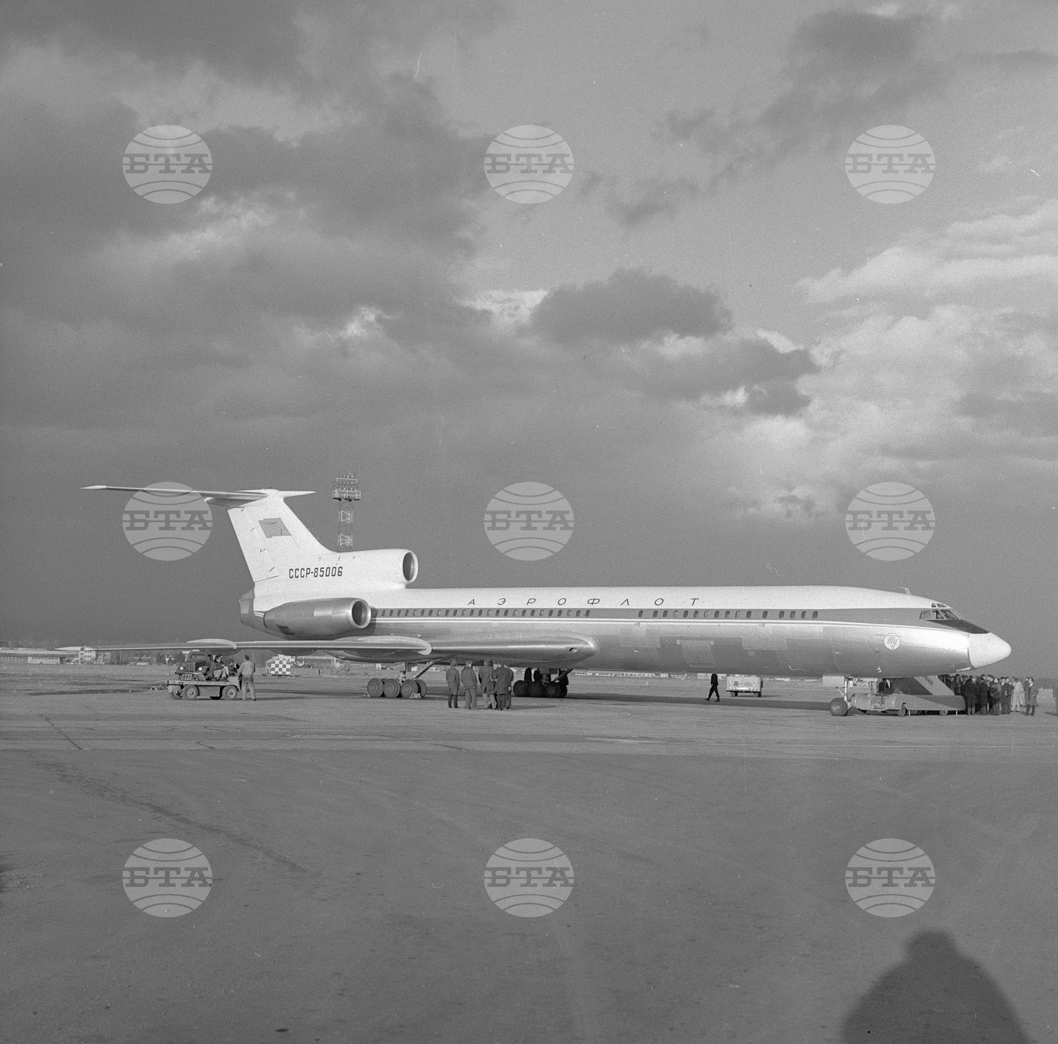 На Софийското летище "стъпи" съветският самолет "ТУ-154"