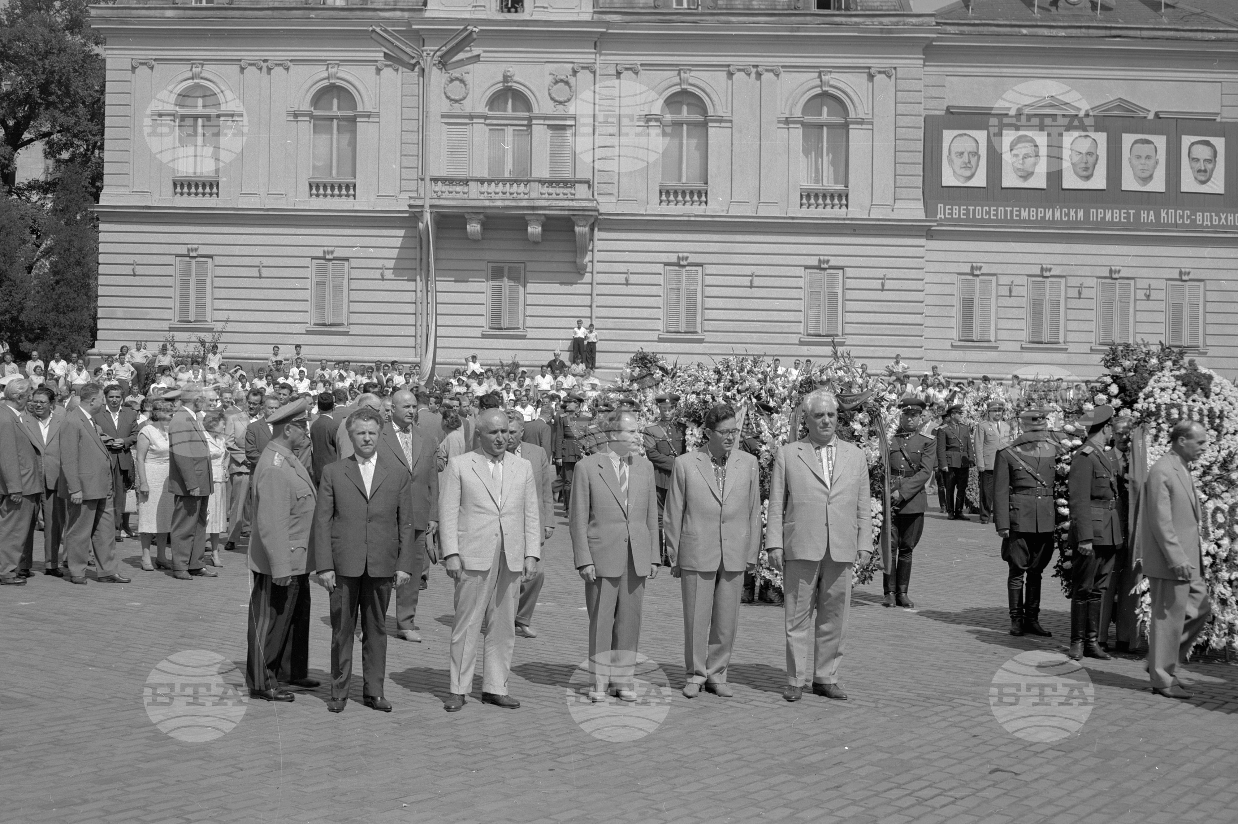 Полагане венци пред мавзолея на Георги Димитров и Паметника на Съветската армия