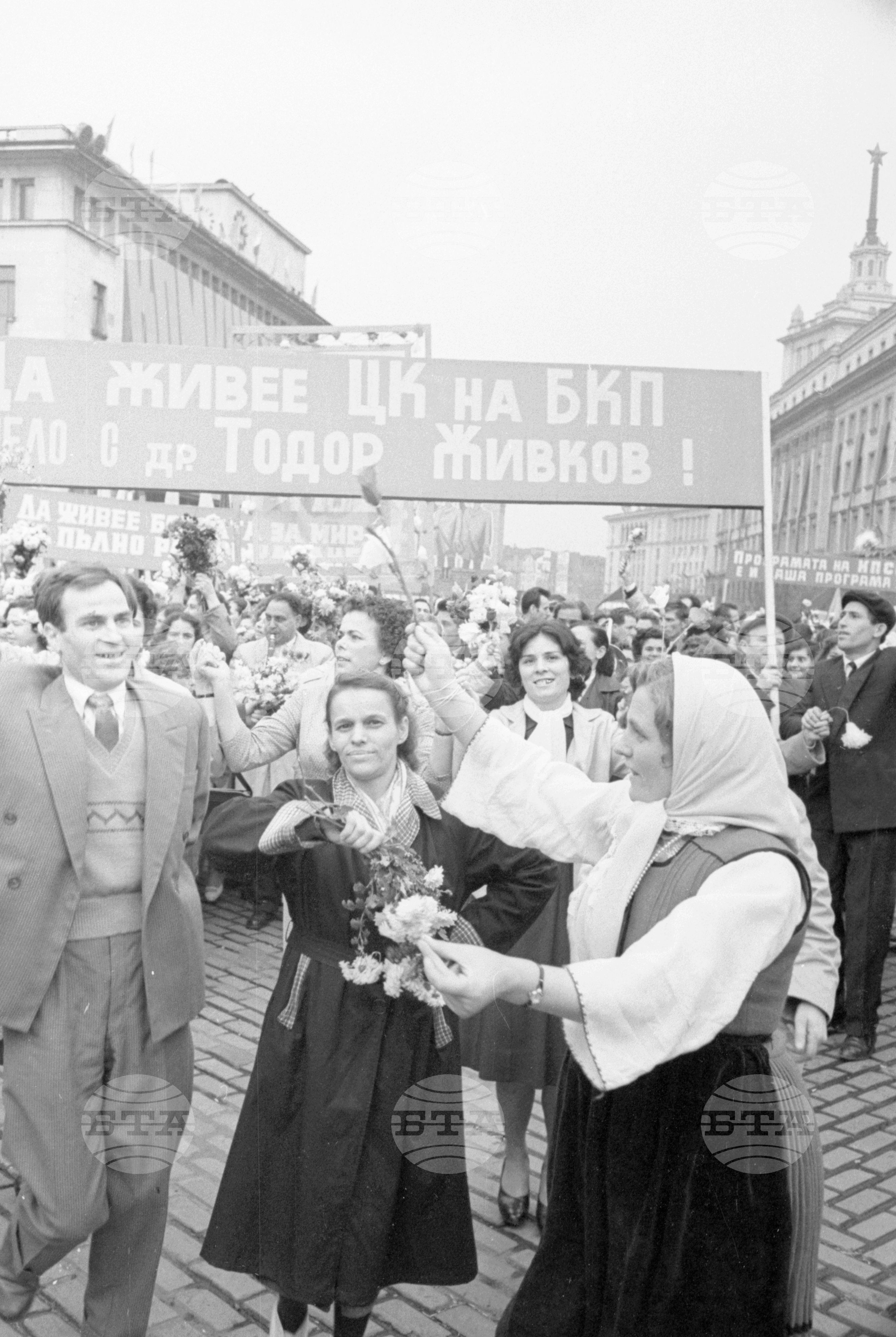 Възторжена манифестация на софийските трудещи се по случай 45-годишнината на Великата октомврийска социалистическа революция част 3