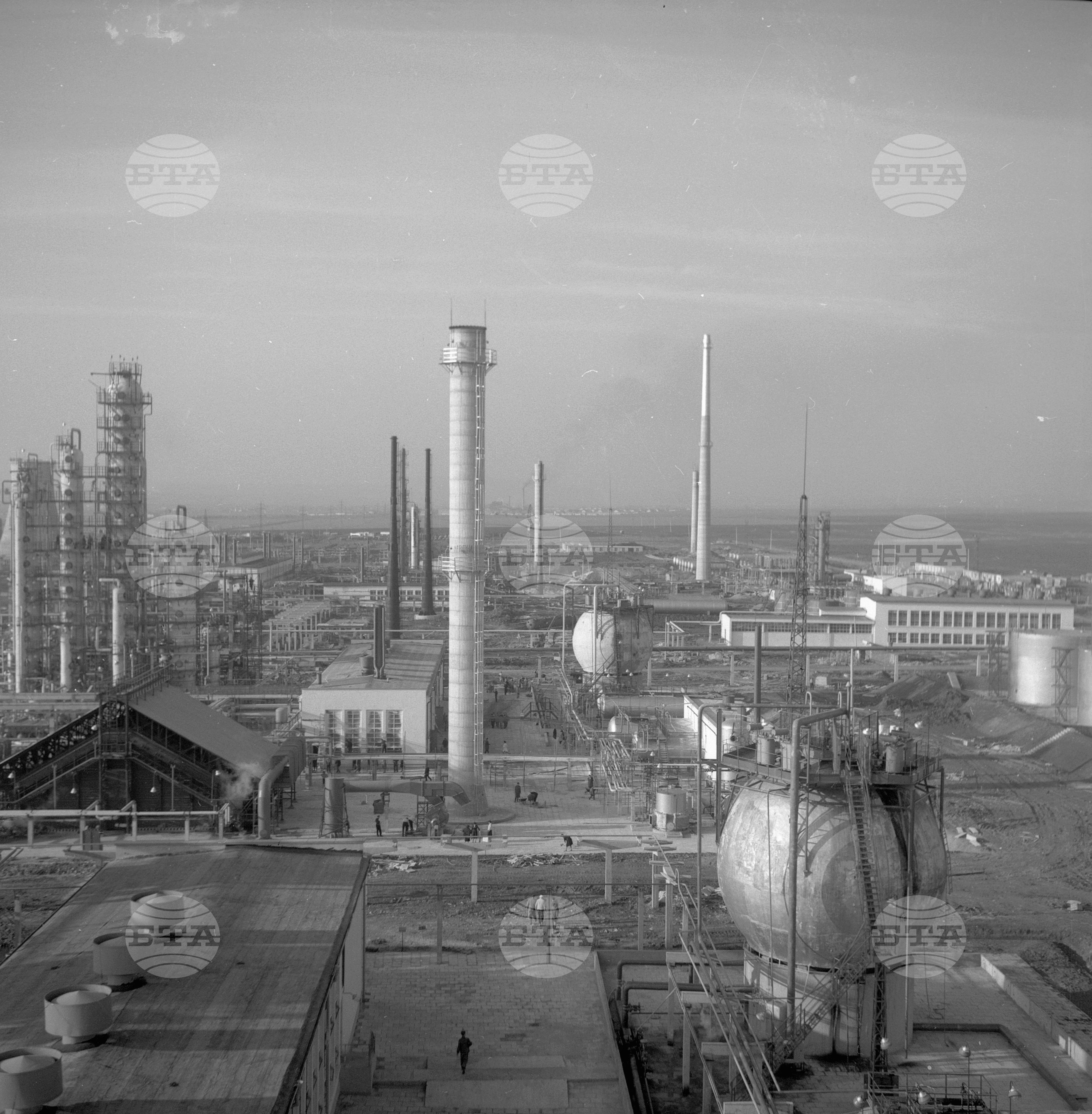 Преди пускането в действие на II-ра атмосферна инсталация на Нефтопреработвателния завод край Бургас