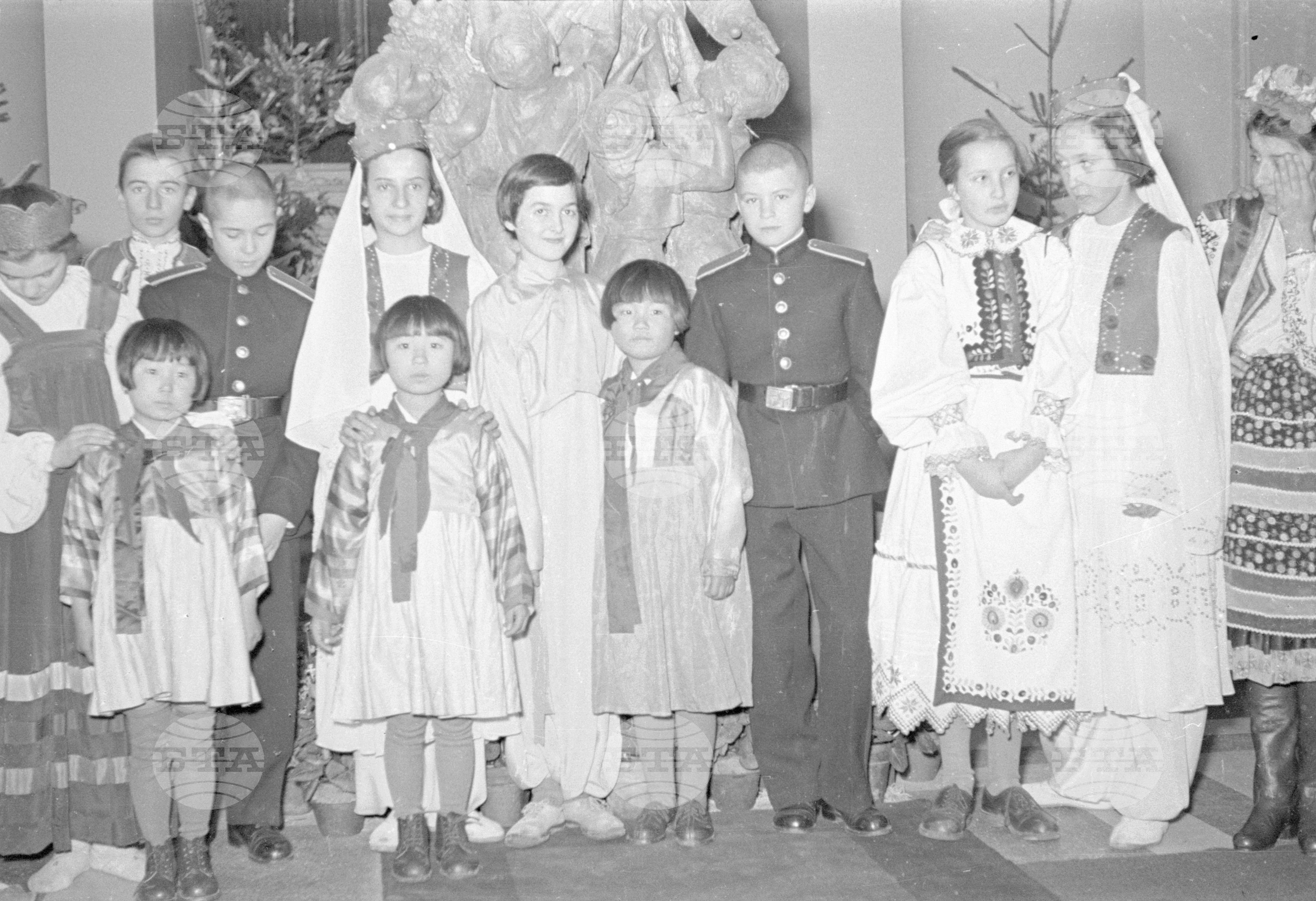 Вълко Червенков и пионери посрещат новата 1953 година