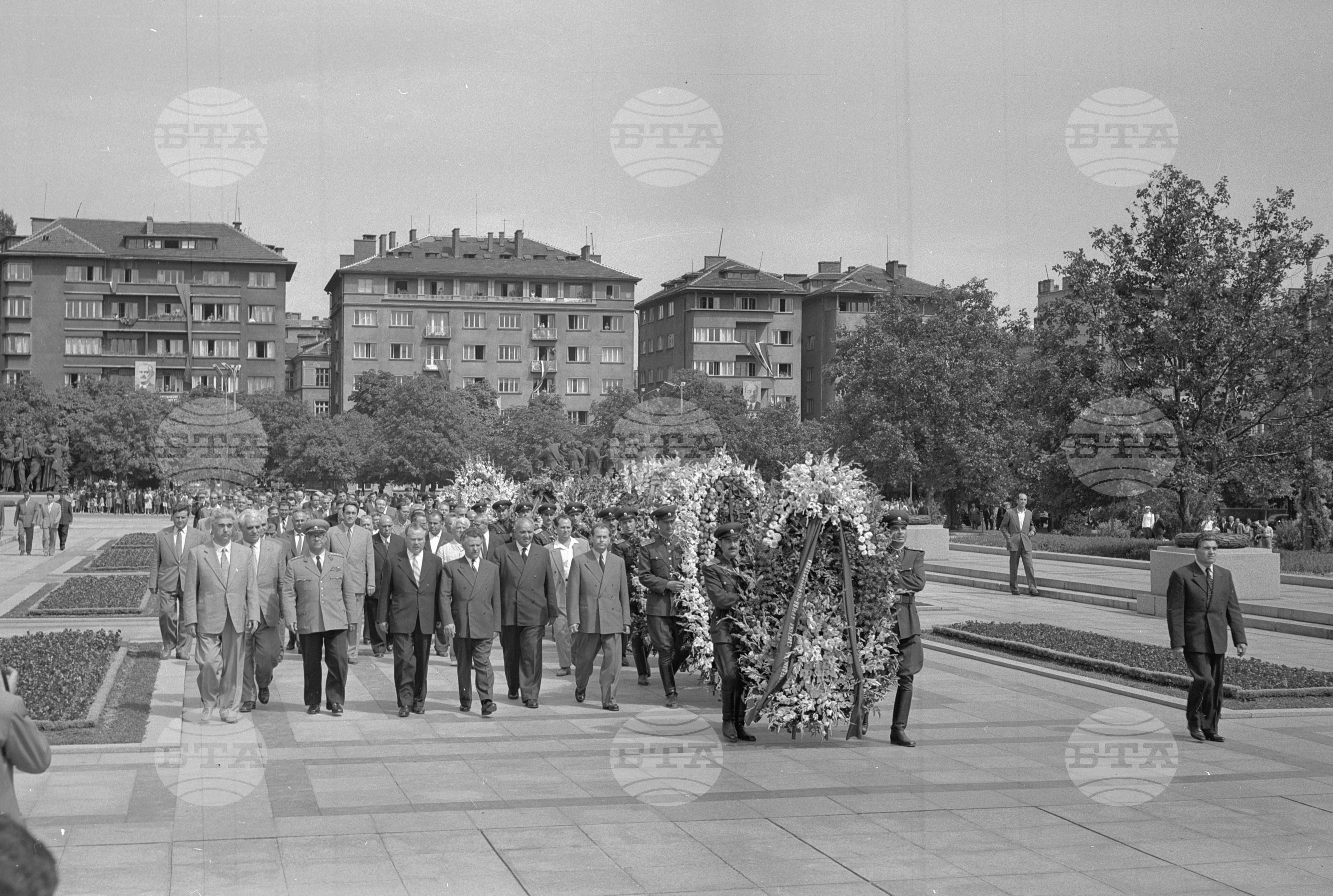 Венци пред Паметника на Съветската армия и Паметника на героите, загинали в борбата против фашизма