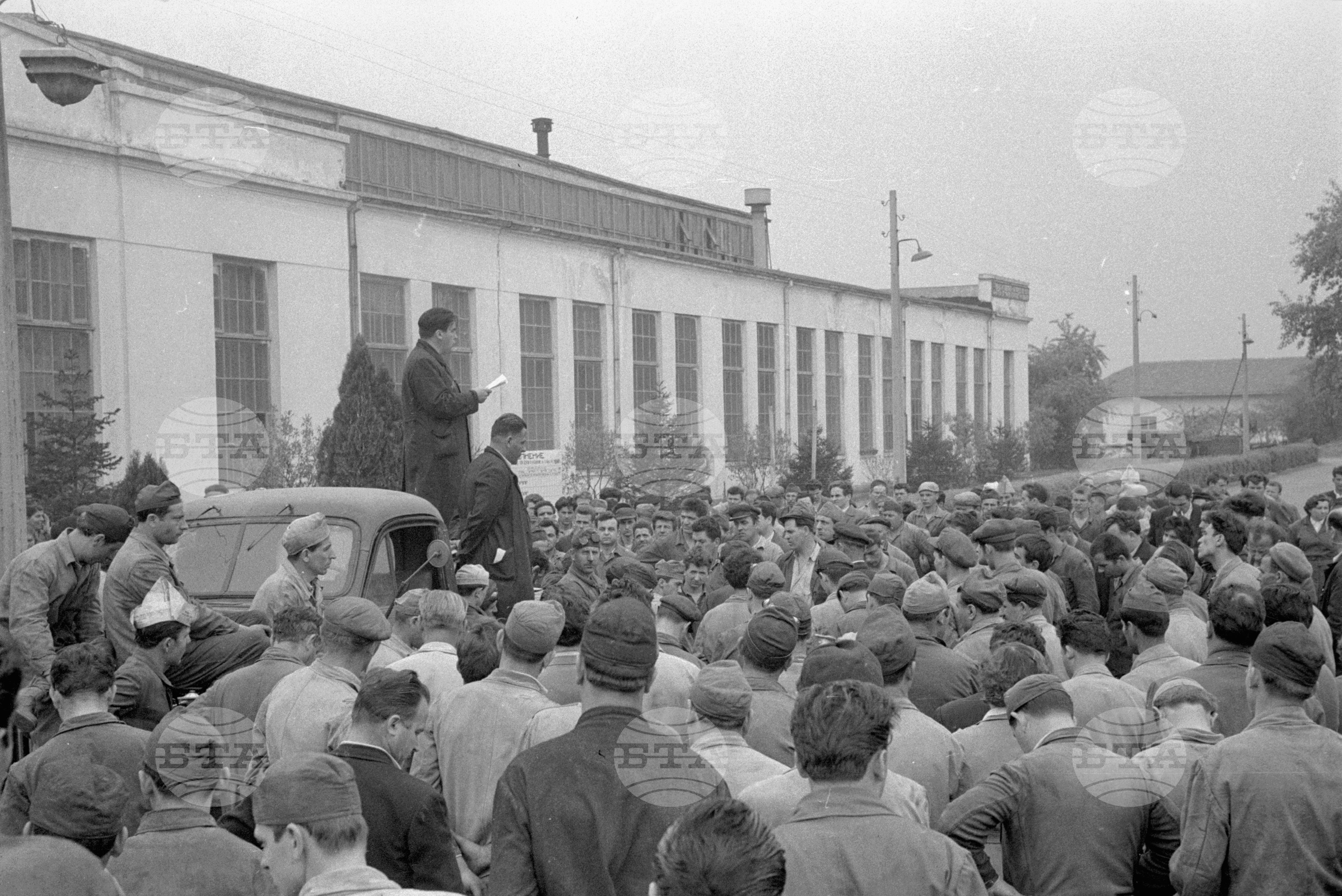 Протестен митинг на работниците от Авторемонтен завод-гара Искър, против Американската агресия в Куба