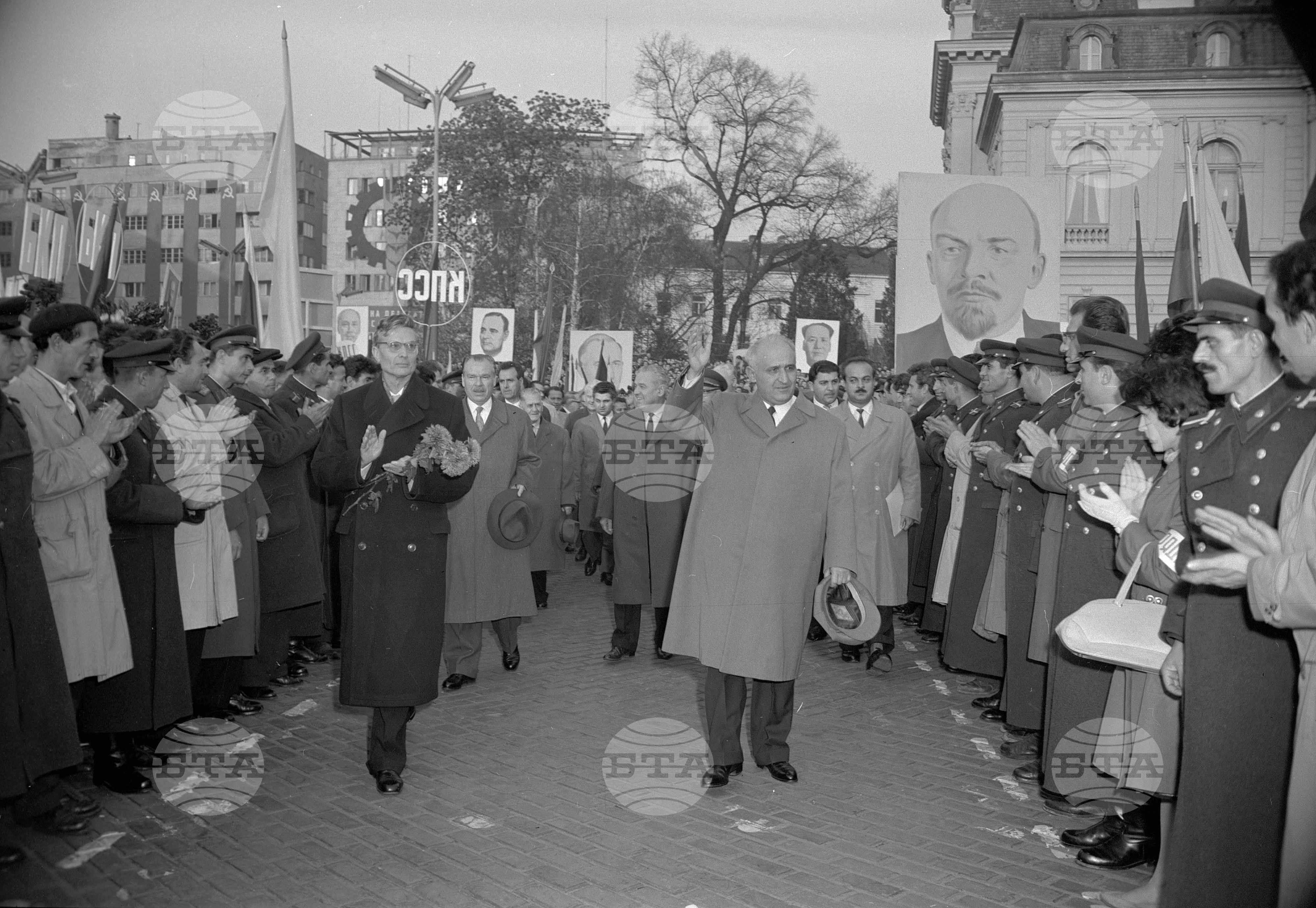 Многохиляден митинг в столицата по случай завършването на Осмия Конгрес на Българската комунистическа партия