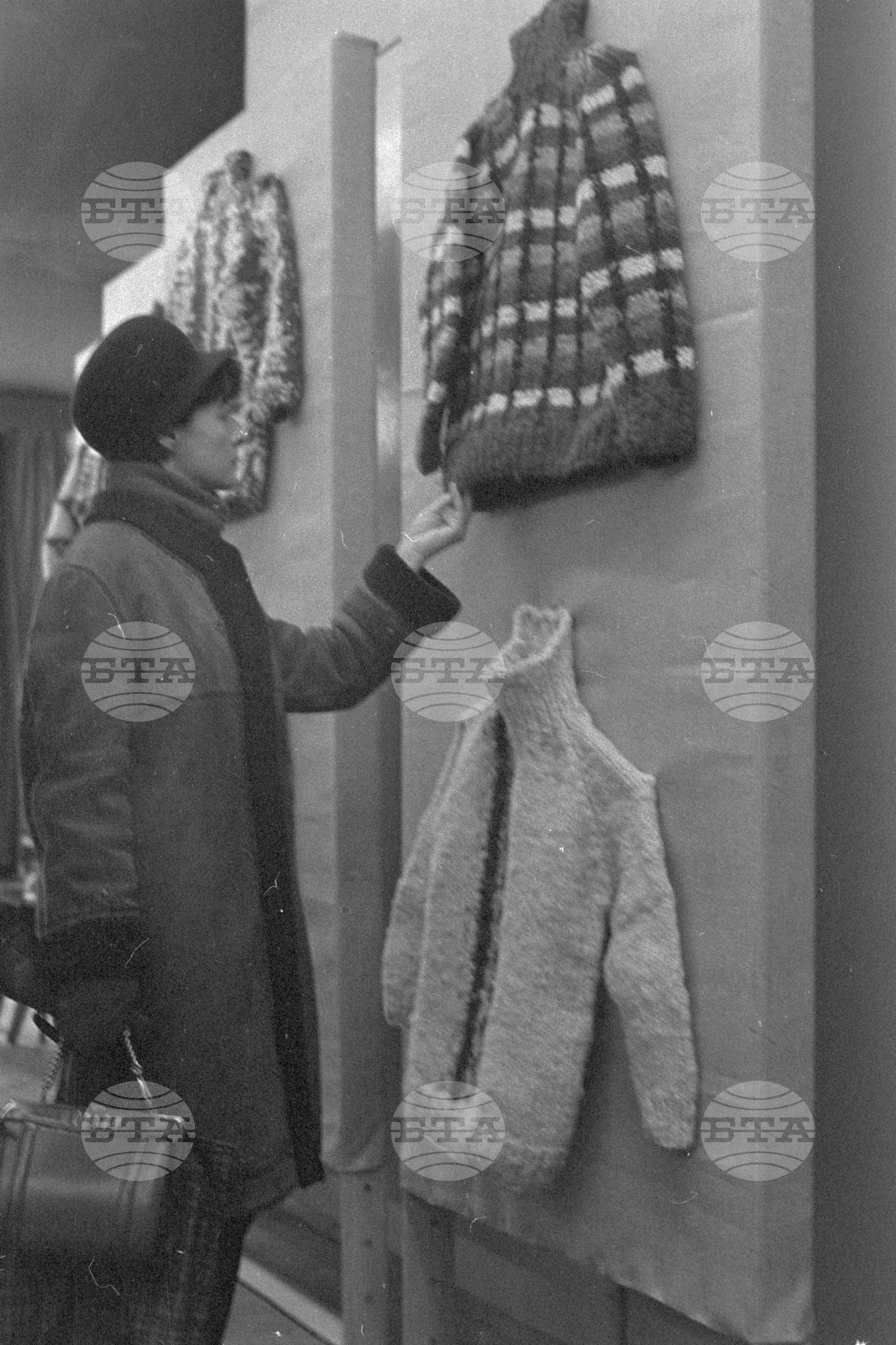 Изложба на битови пуловери от "жива", непредена вълна в естествени цветове