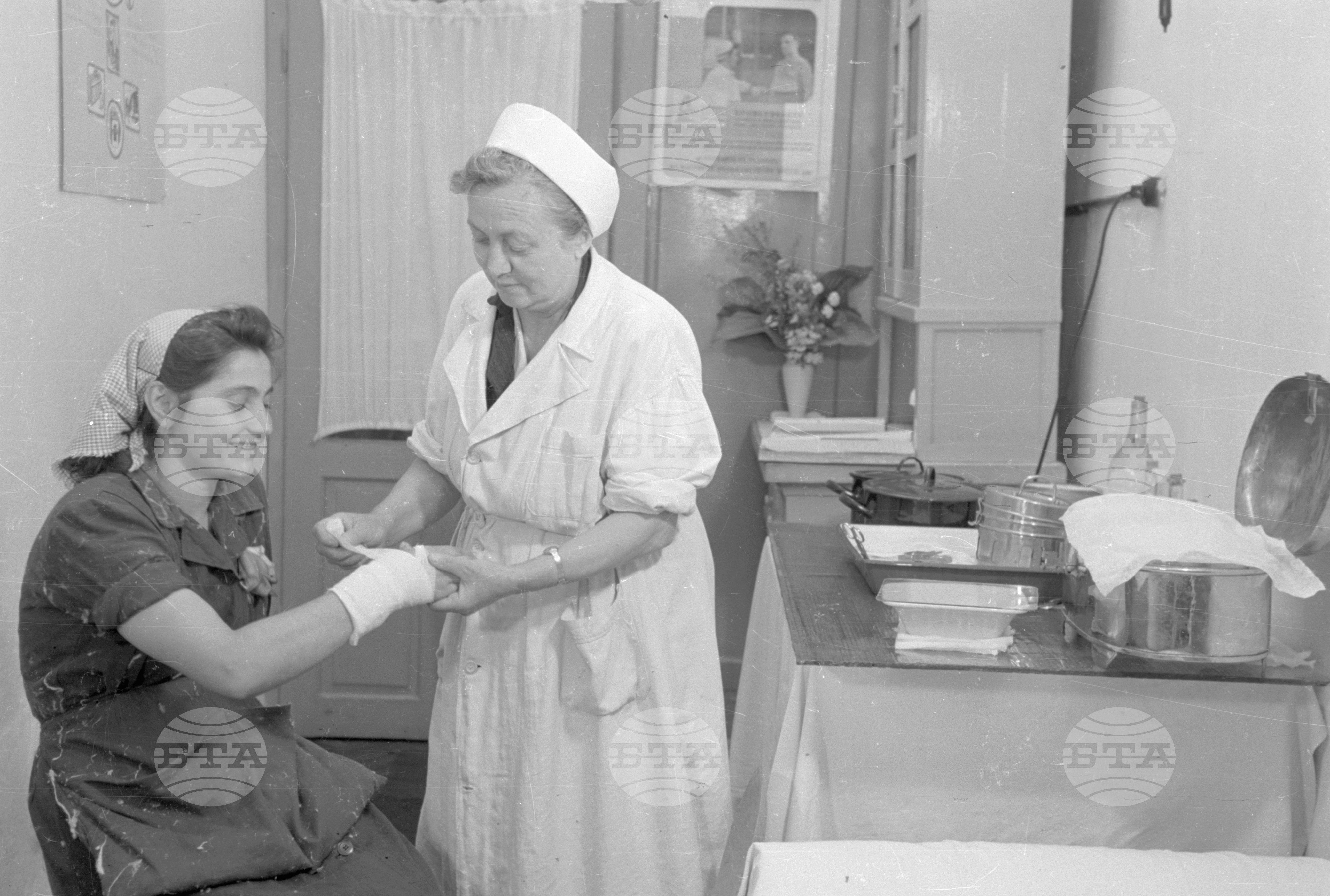 Из живота на работниците във ф-ка „1-ви май“ в Сталин (дн. Варна) - 1953 година