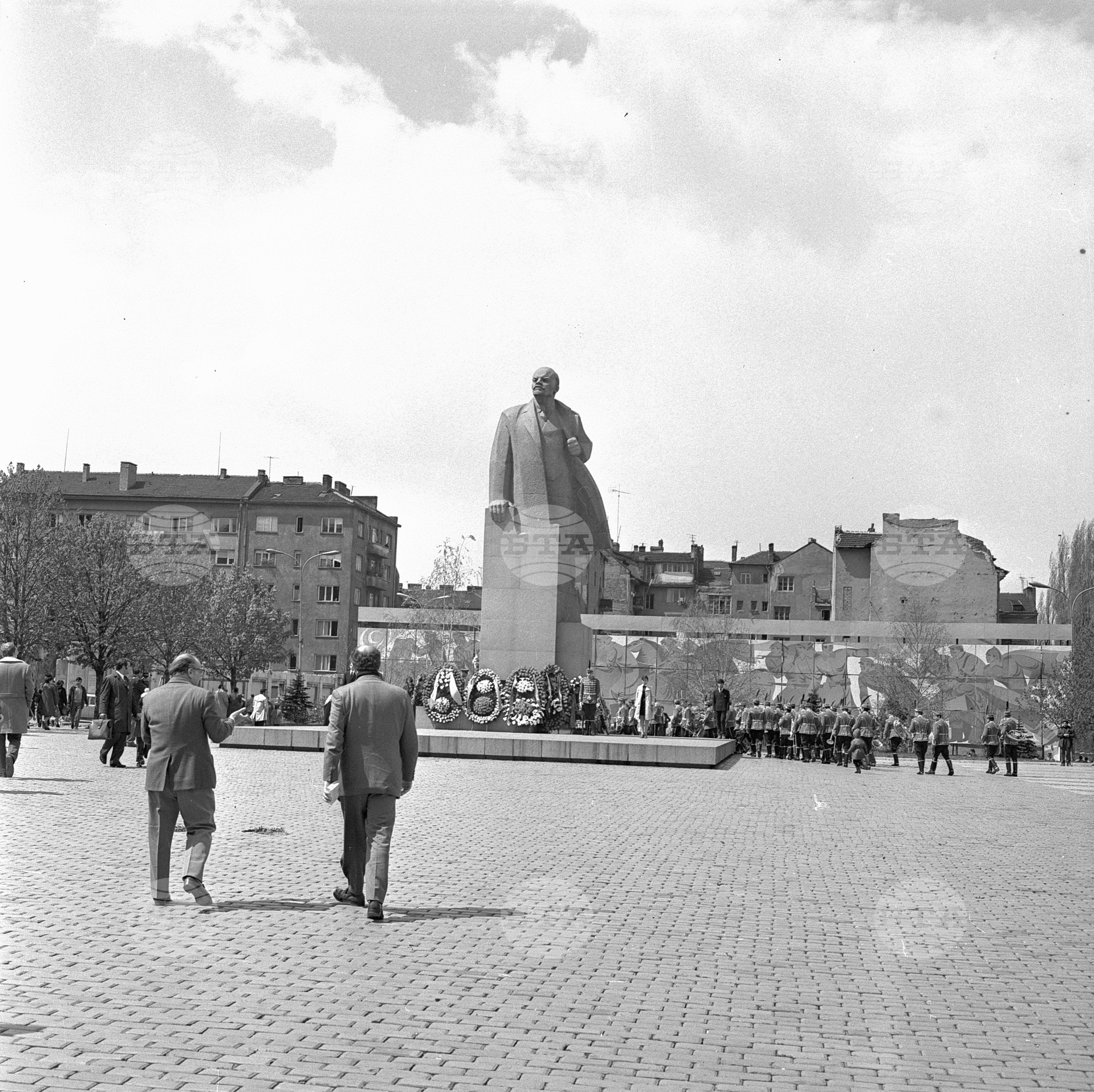 Венци пред паметника на Ленин
