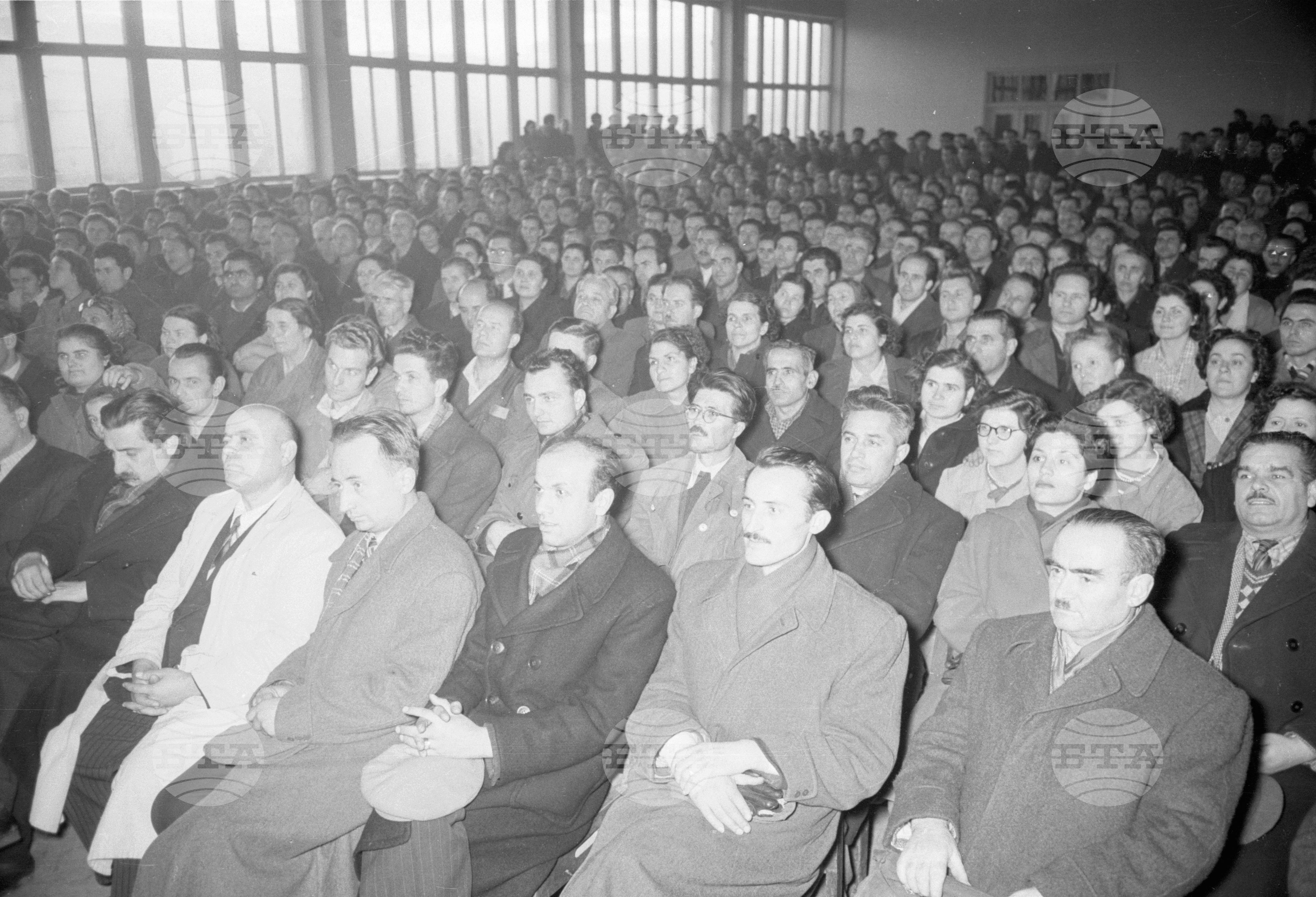 Открито партийно събрание в слаботоковия завод "Климент Ворошилов", във връзка с международното положение