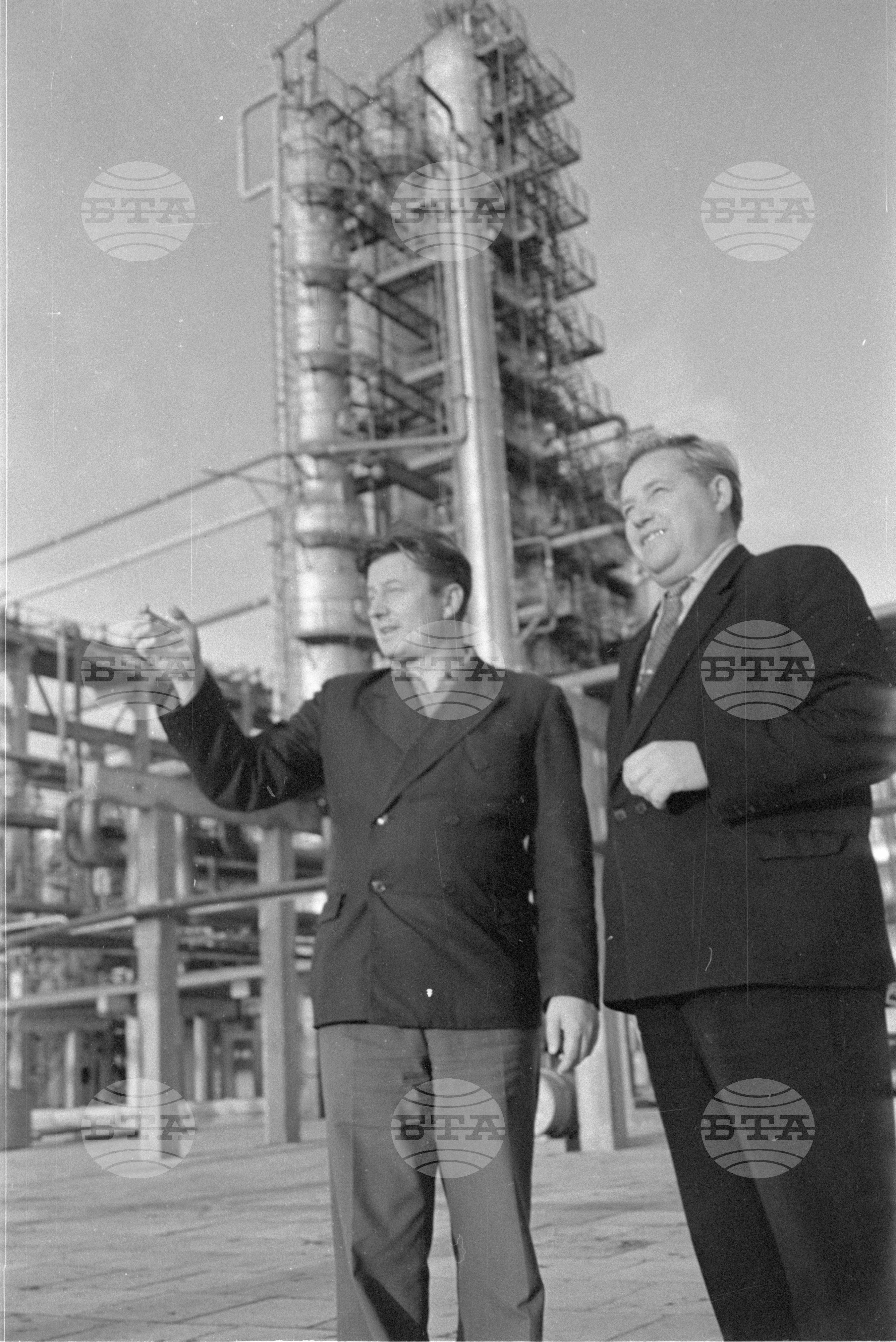 Влиза в пробна експлоатация ІІ-ра атмосферна инсталация на Нефтопреработвателния завод край Бургас
