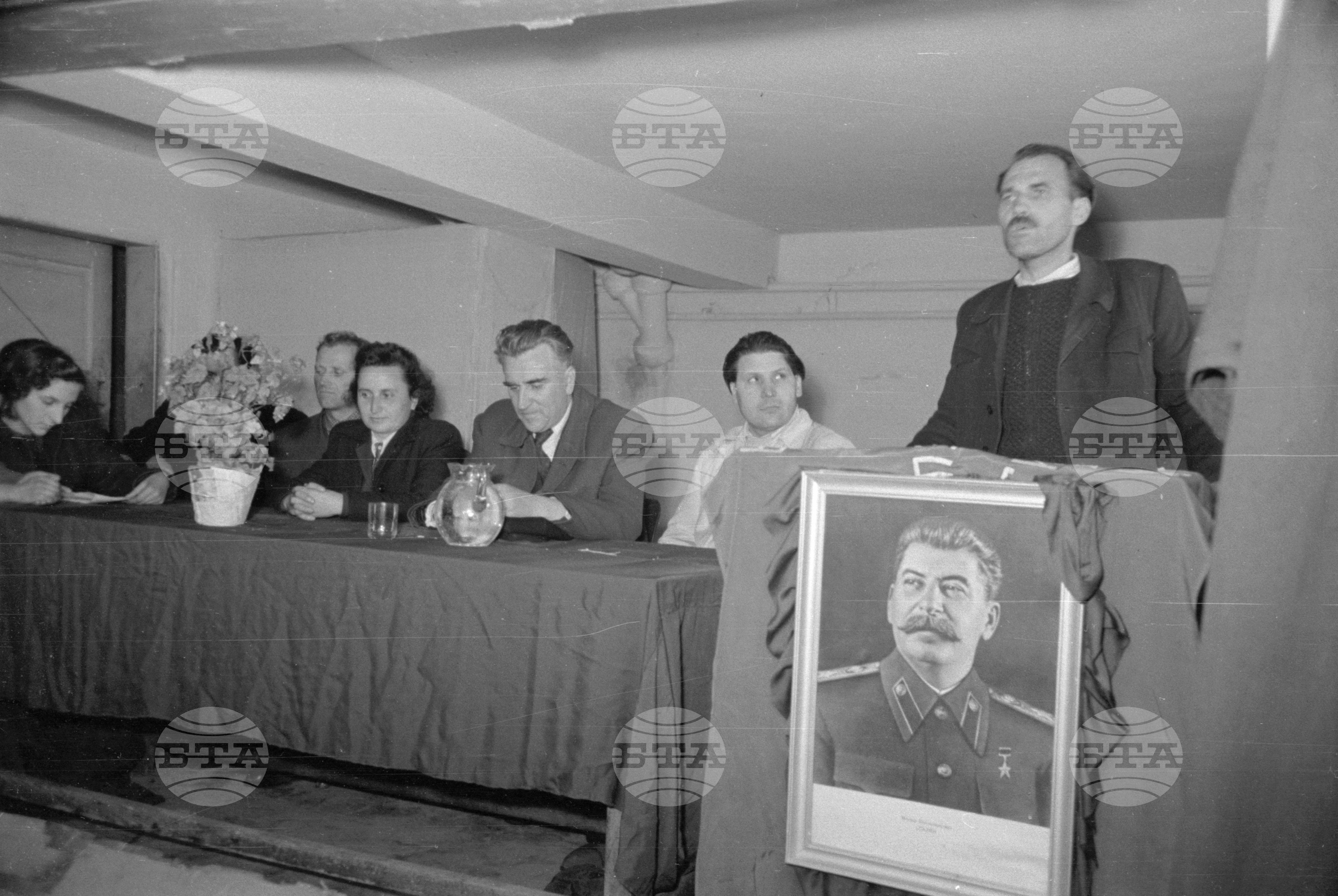 Събрание в ДИП (Държавно индустриално предприятие) "Млада Гвардия" за внедряване на почина на 88-те московски предприятия за намаляване престоя на мaшините