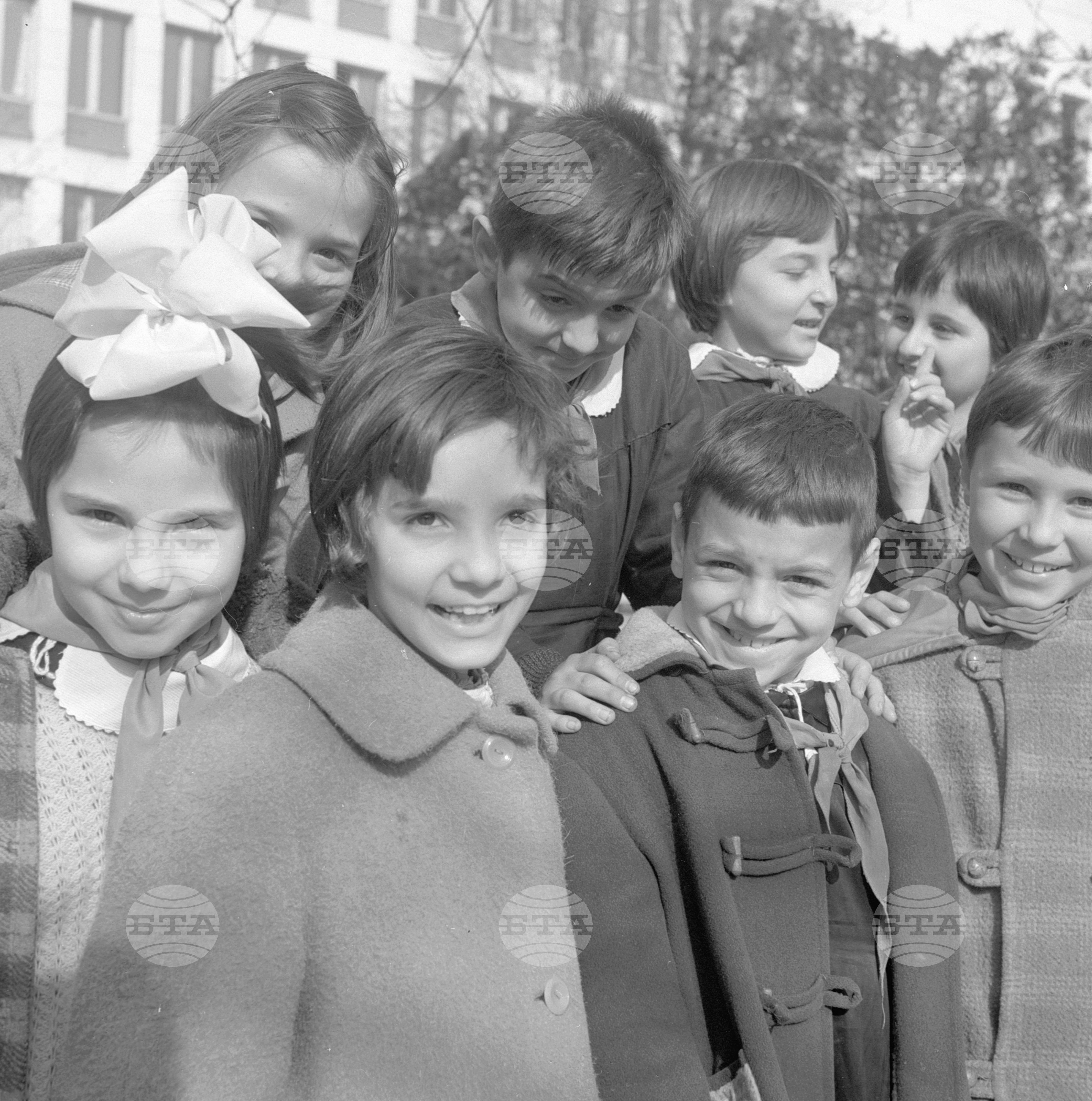 Из живота на работническия колектив от завод "Васил Коларов", София. Първа пролет за първокласниците