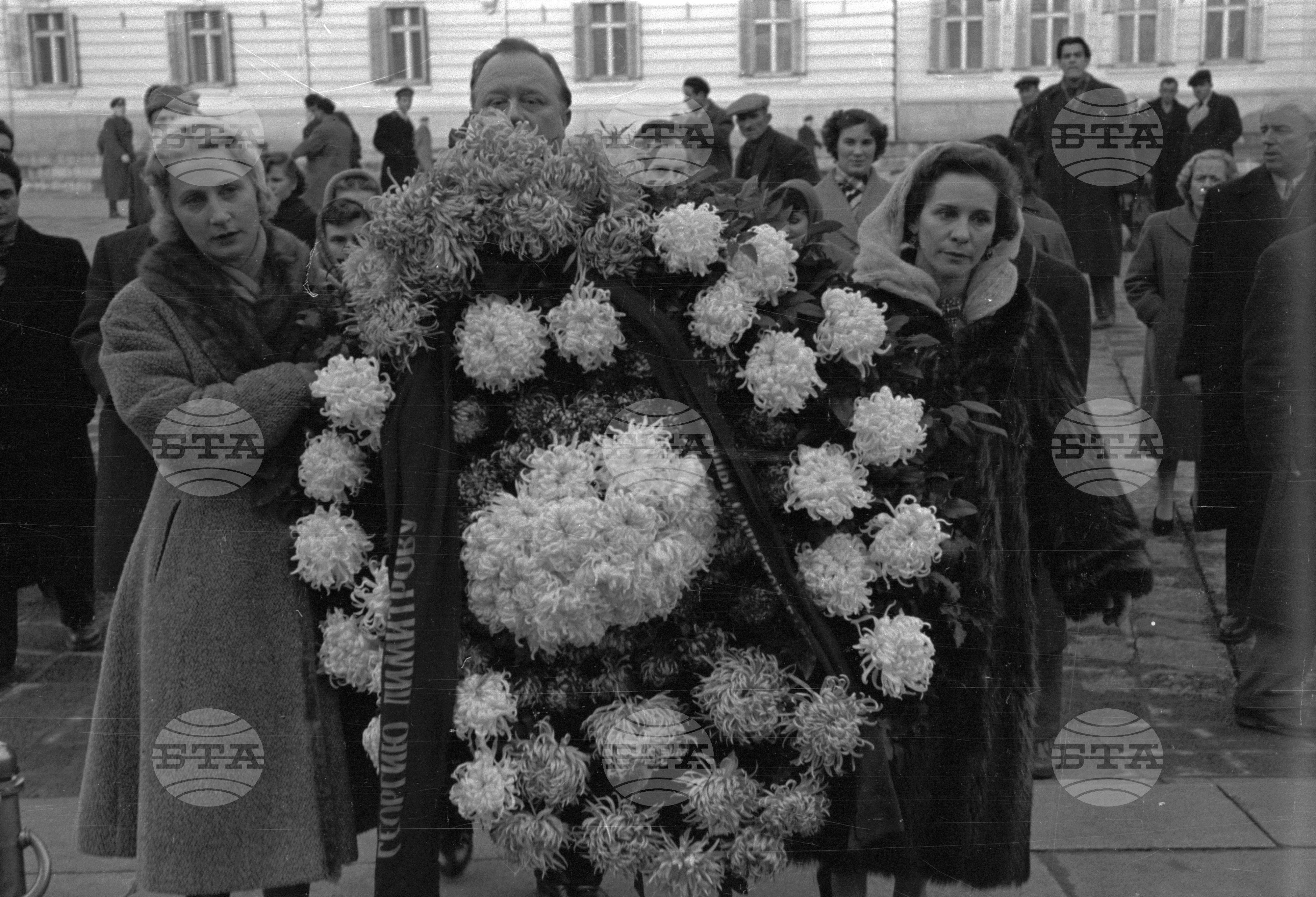 Полагане венец пред мавзолея на Георги Димитров