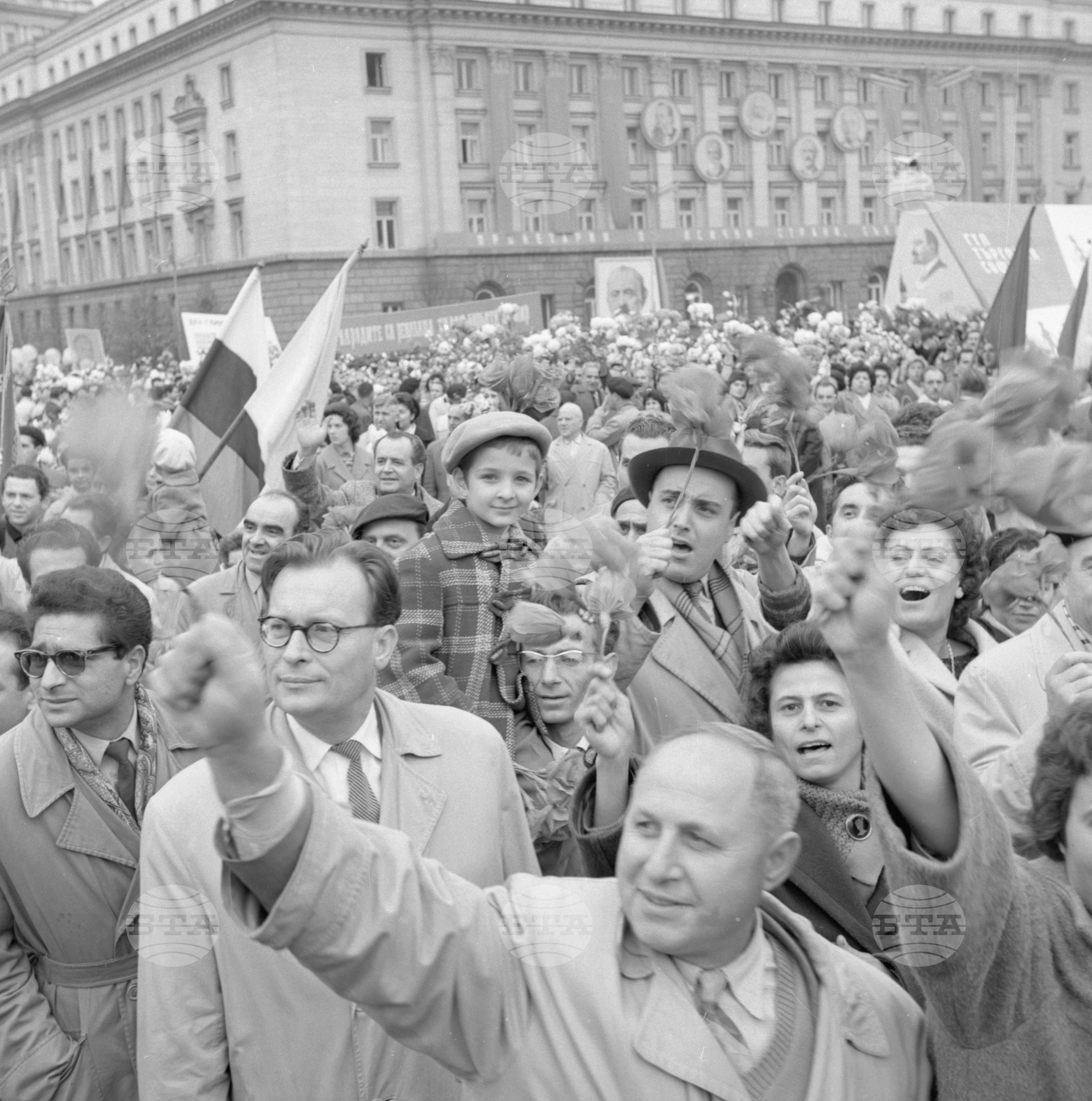 Величествена манифестация на софийските трудещи се по случай 45-годишнината от Великата октомврийска социалистическа революция