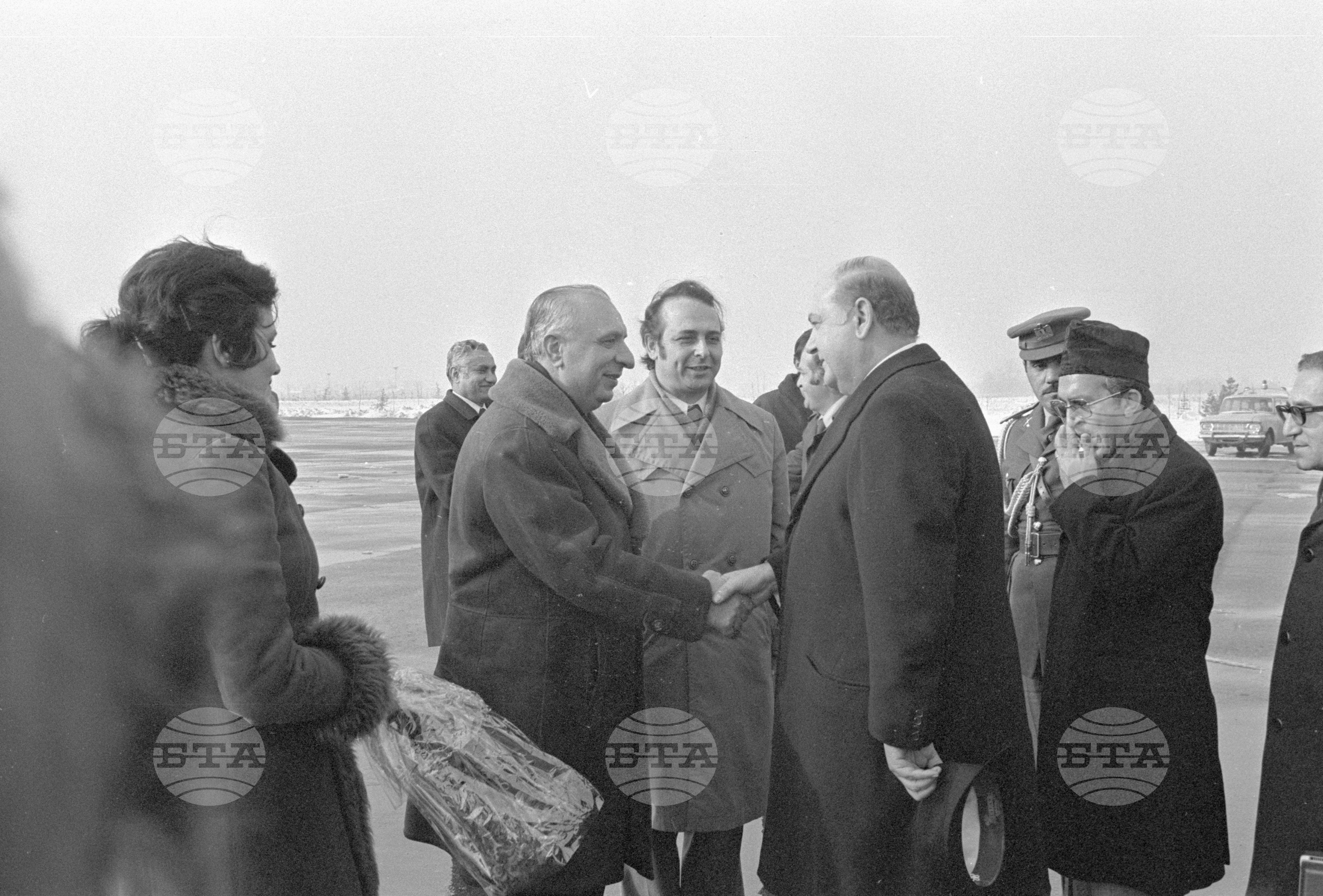 100 години от Освобождението на София - венци пред Паметника на освободителите