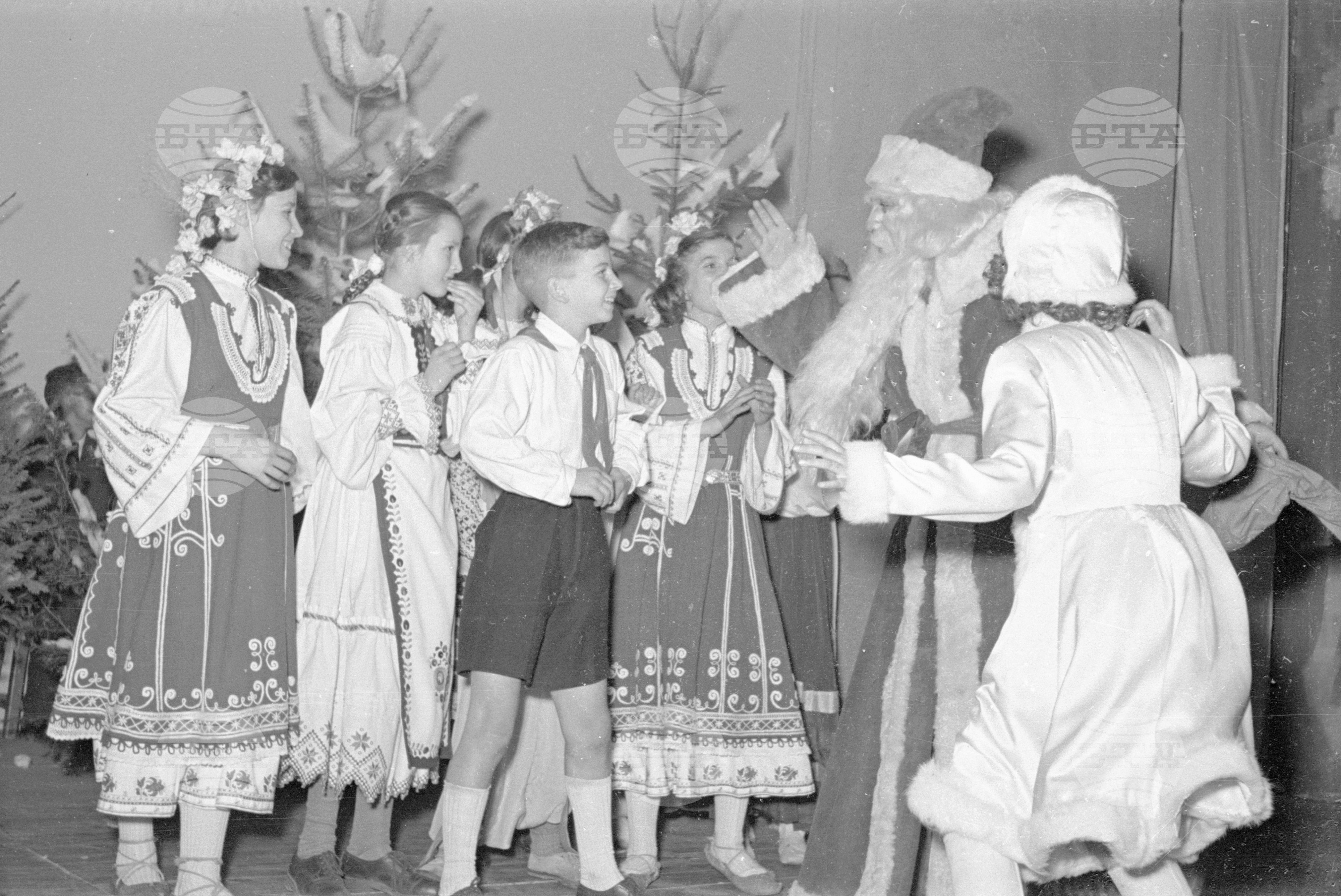 Вълко Червенков и пионери посрещат новата 1953 година
