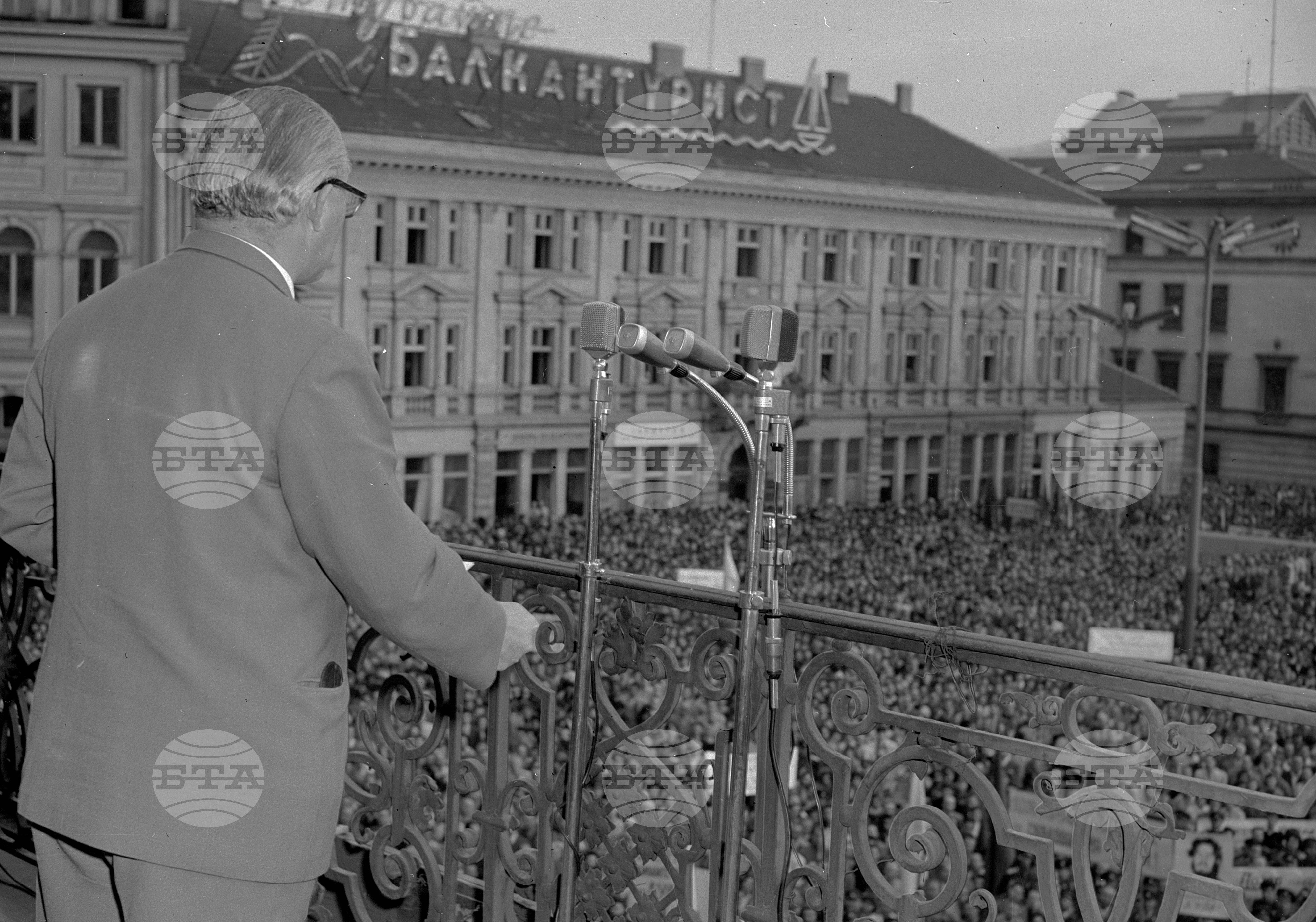 Величественият стохиляден митинг на трудещите се столичани, против агресията в Куба