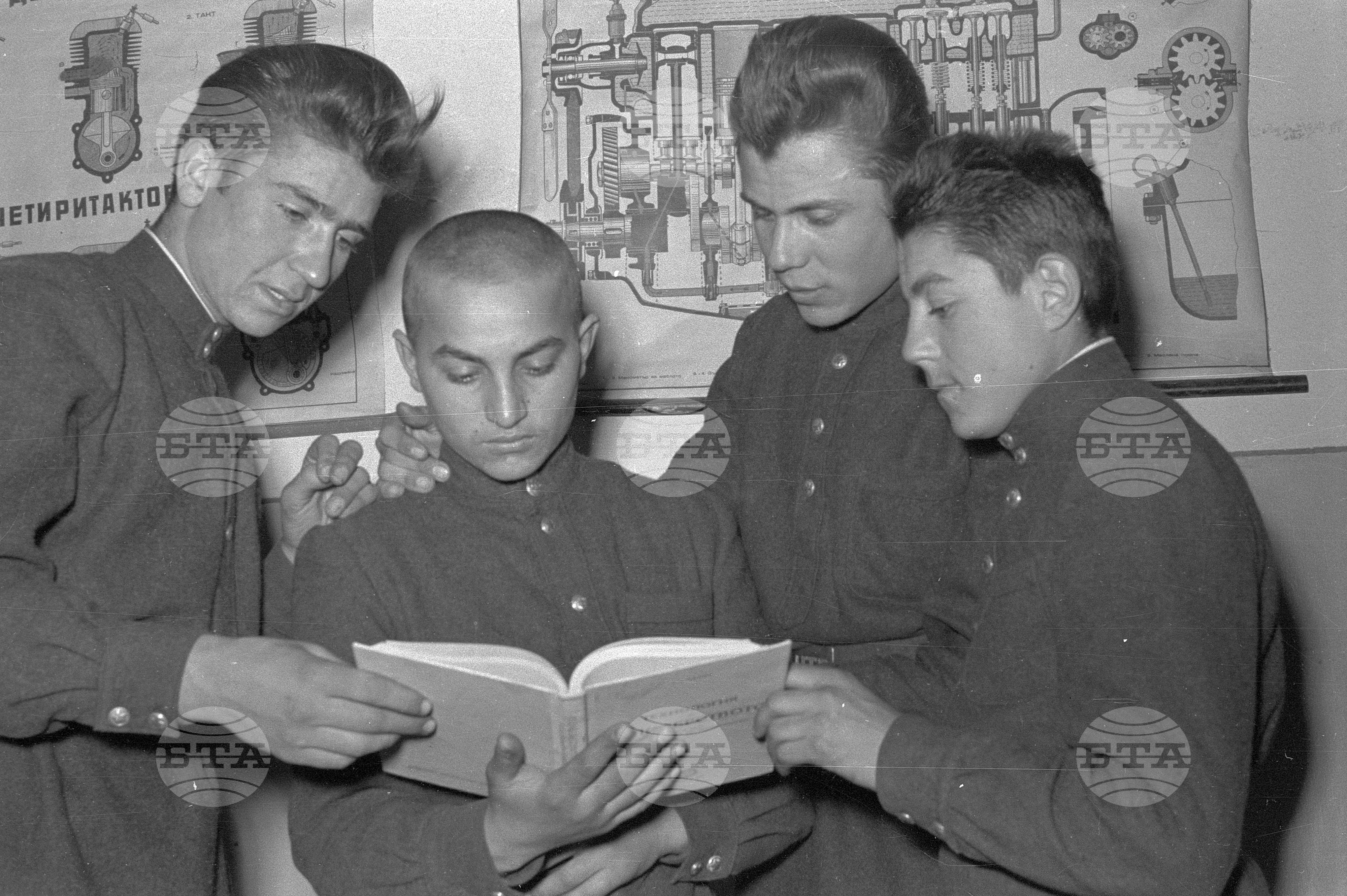 Възпитаници от заводско училище при завод 12 (завод "Средец")