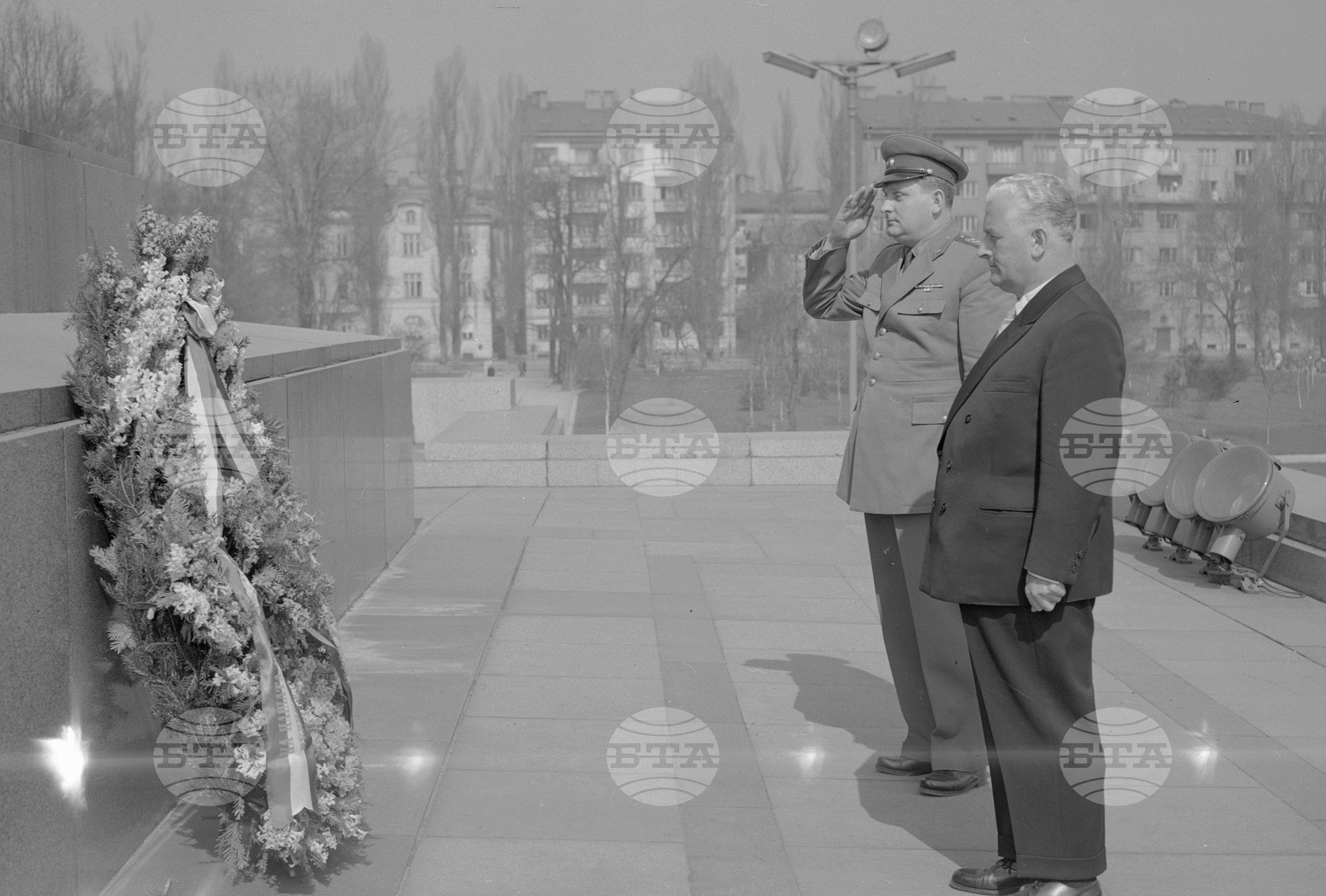 Поднасяне на венец пред паметника на Съветската армия