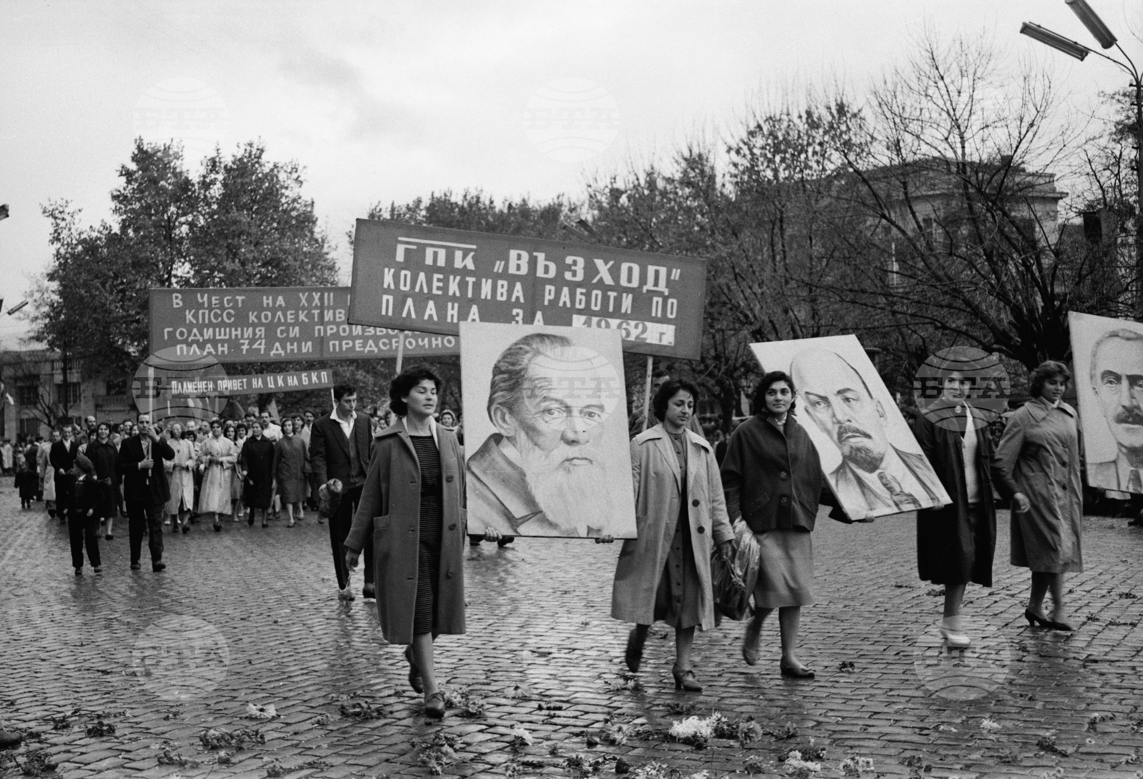 Възторжена манифестация на трудещите се от град Пловдив по случай 44-годишнината на Великата октомврийска социалистическа революция част 2