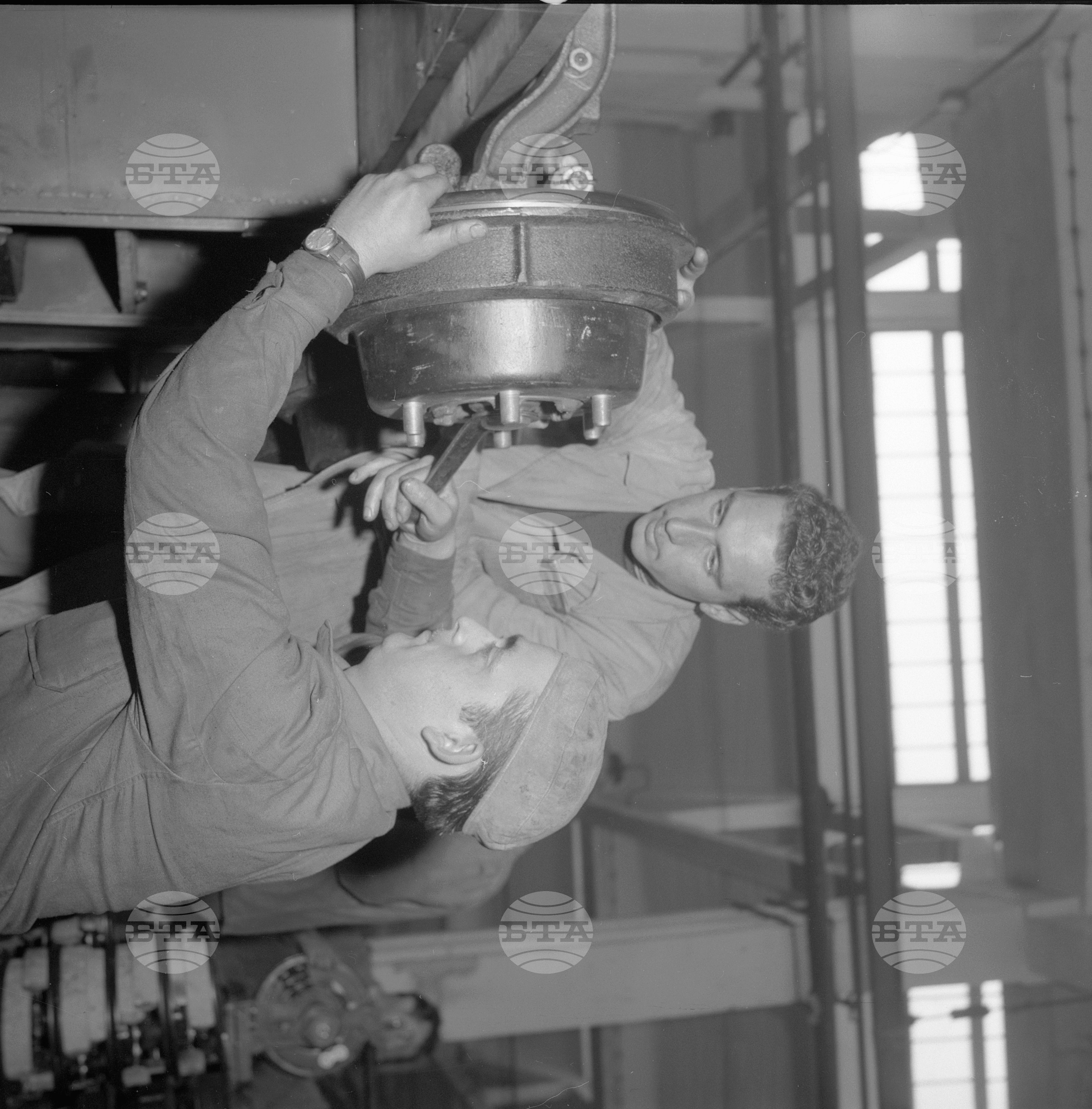 В Машиностроителния завод Коларовград (днес Шумен) - декември 1962 година