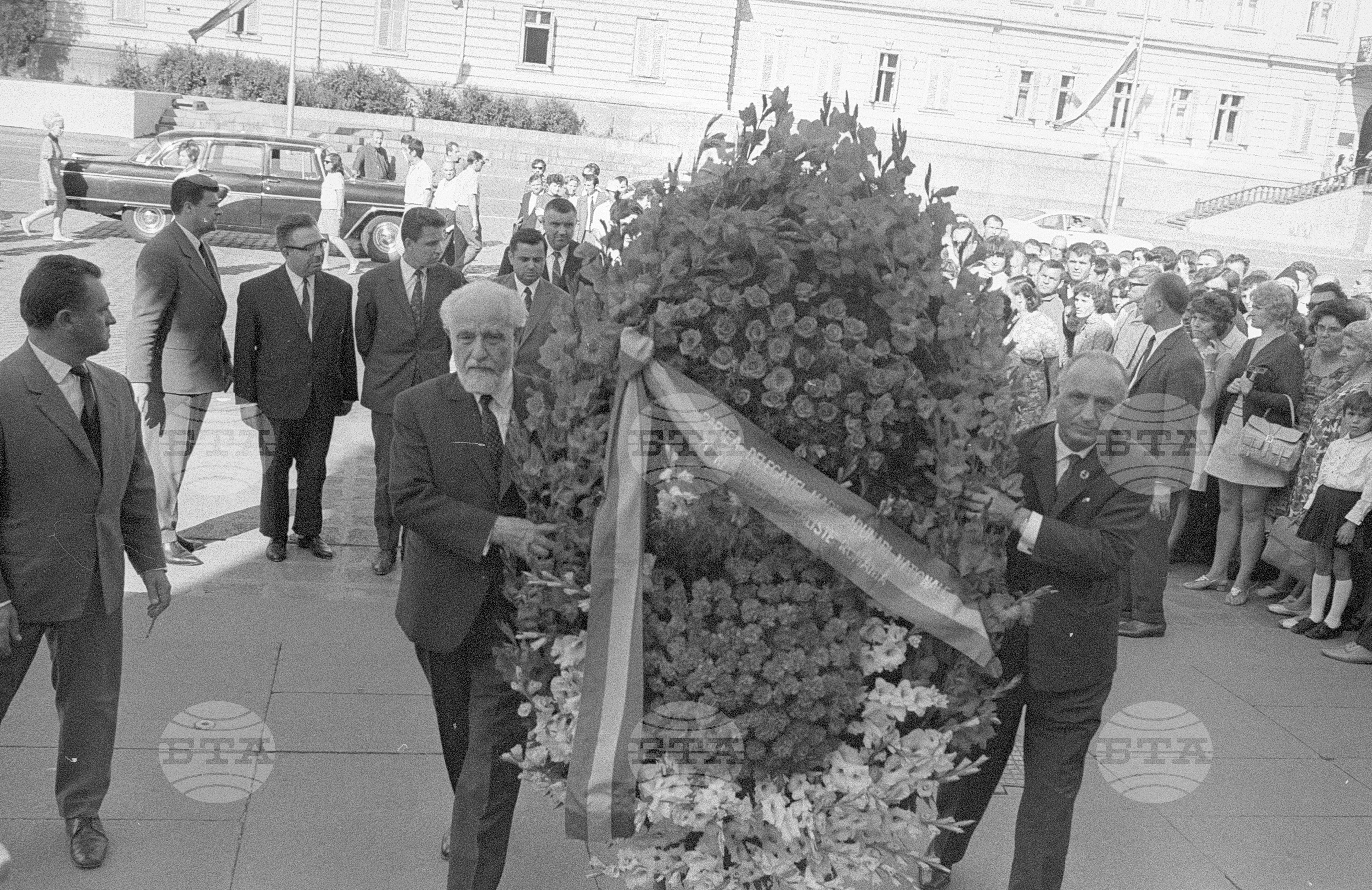 Румънската парламентарна делегация положи венец пред Мавзолея на Георги Димитров