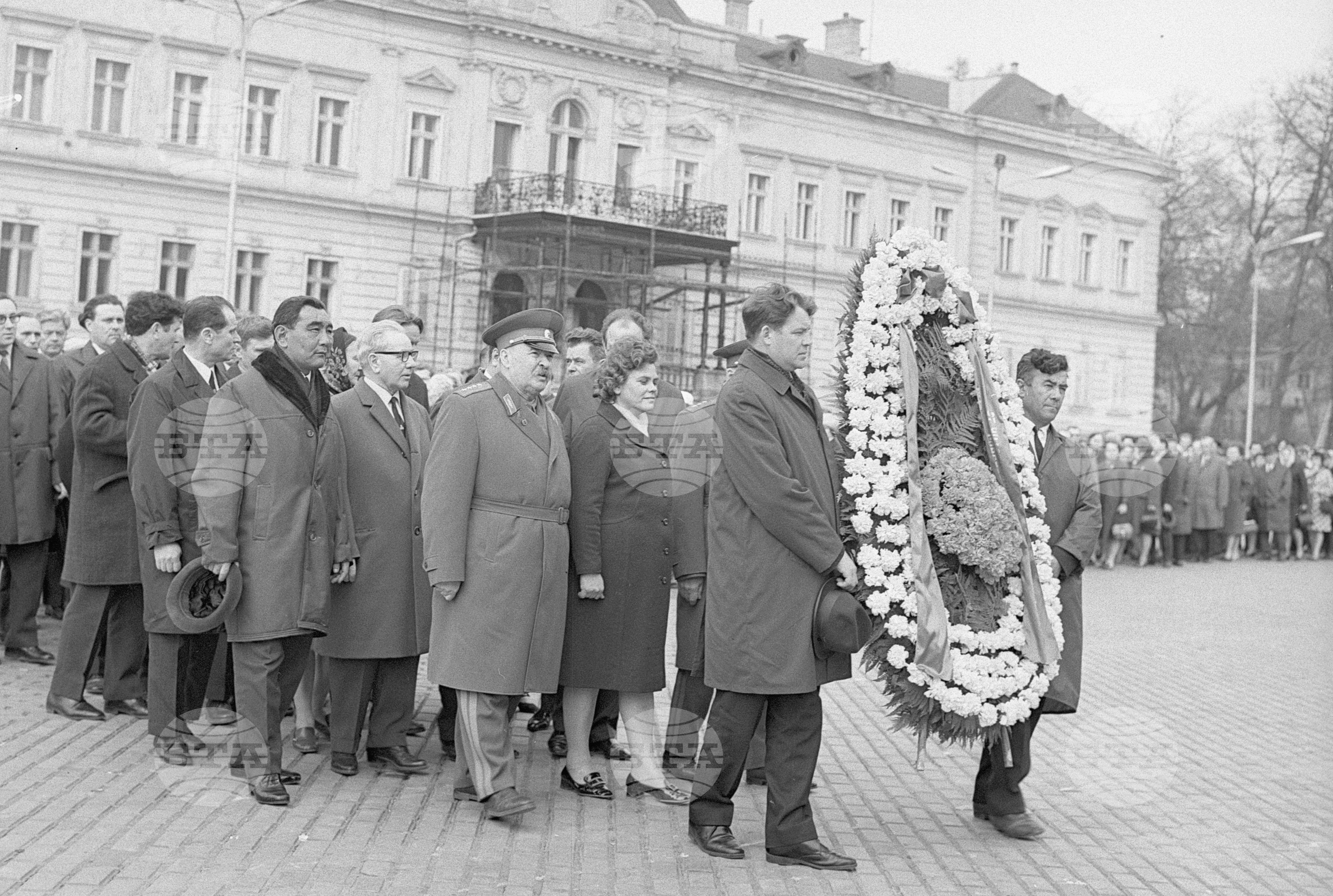 Участниците във "влака на мира" от СССР (Съюзът на съветските социалистически републики) положиха венец пред мавзолея на Георги Димитров